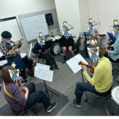 【ウクレレサークル活動報告】アンサンブルで「ドライフラワー」を演奏しました♪