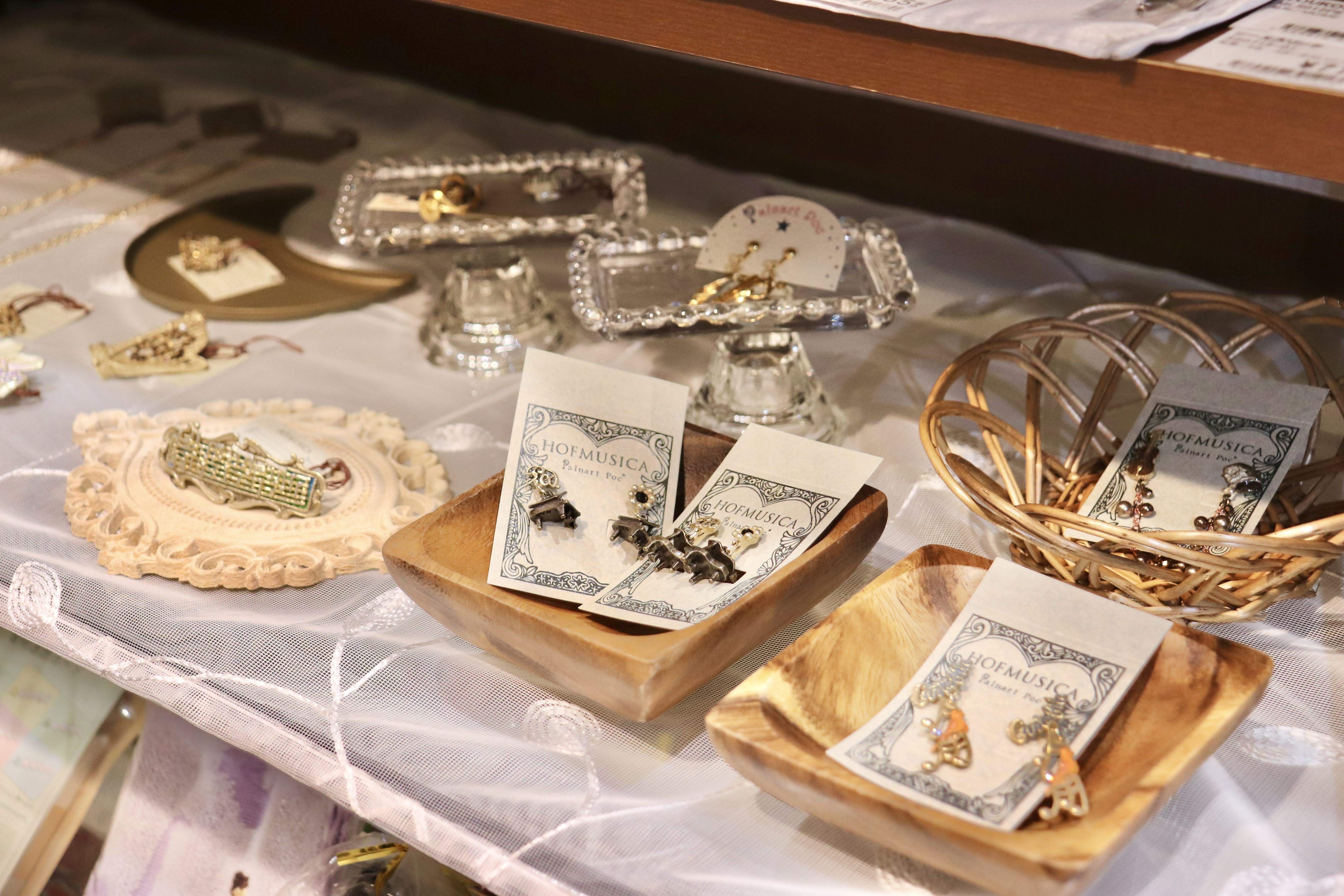 心にメロディを、装いに輝きを。ワンランク上の音楽アクセサリー。 普段のファンシーコーナーに、今だけちょっと「特別」なアクセサリーが届きました。バリエーション豊かに取り揃えております。 自分への、小さなご褒美はいかがですか？また、音楽を愛する大切な方へのプレゼントにも、自信を持っておすすめしたい逸品で [&hellip;]