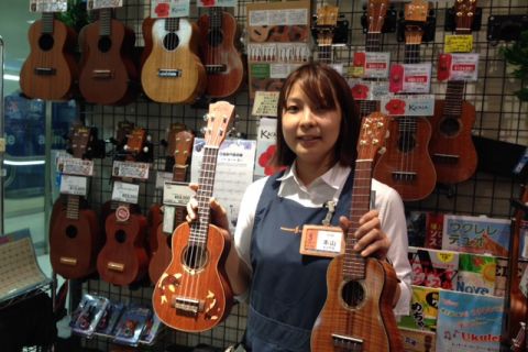 スタッフ写真 副店長 電子ピアノ アコースティックギター ウクレレ 本山