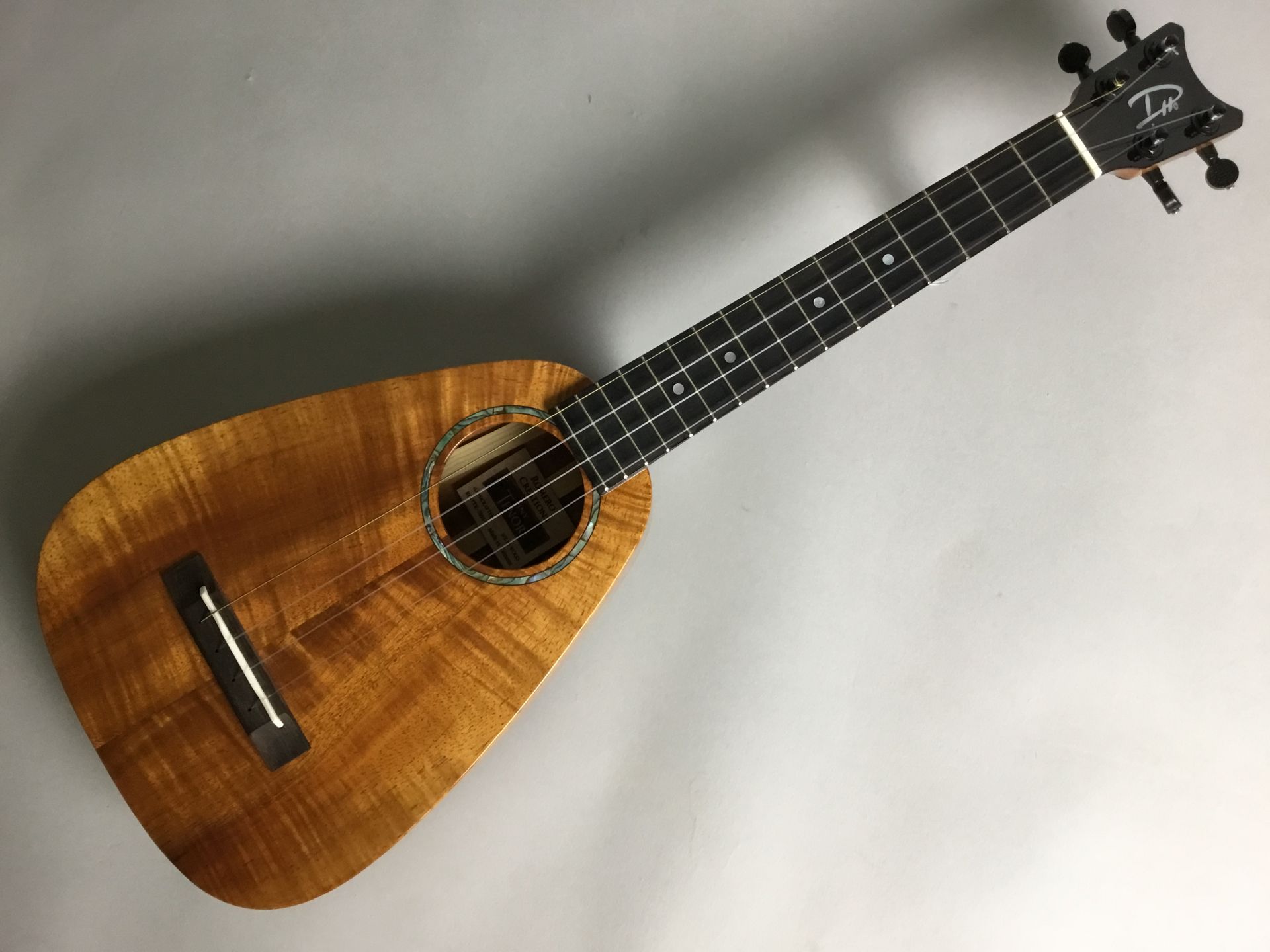 【ウクレレ展示品情報】テナーサイズもおにぎり型！コア材がハワイの香り…