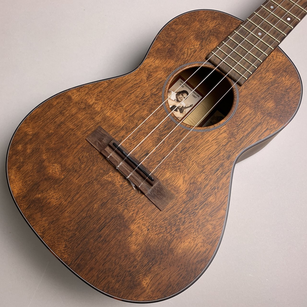 【ウクレレマガジン vol.21掲載】イズラエル・カマカヴィヴォオレMartinテナーウクレレ