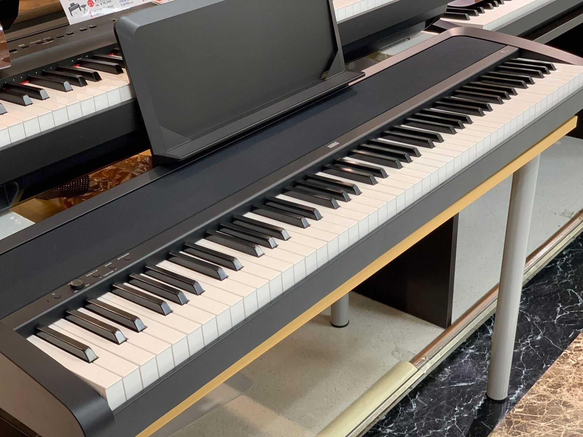 *生産完了KORG　B1!展示品特別価格です！ *【特徴】 生産完了品番・希望小売価格: 34,000 円(税抜) エントリー・モデルの「あたりまえ」を変える。 楽しくピアノを始めたい。手軽にしっかり練習したい。そんなあなたが、もし自分に「ちょうどいい」ピアノを探しているのなら、この新しいデジタル・ […]