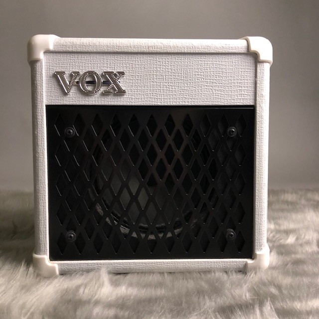 *【中古情報】VOXのDA5WHが入荷！ VOX ValvetronixアンプAD15VT / AD30VT /AD50VT / AD100VTから受け継がれたサウンドが、 5W出力のコンパクトなボディに凝縮されています。 **付属品 単2電池6本 **主な仕様 5W出力 単2電池6本 **状態につ […]