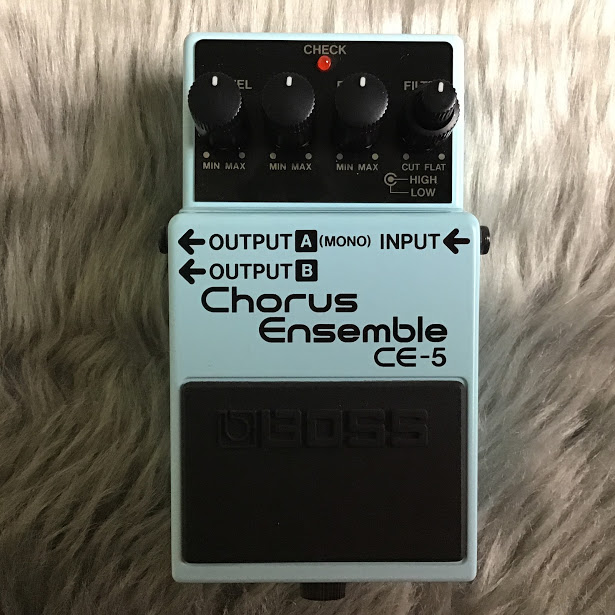 *【中古入荷情報】BOSSのCE-5 Chorus Ensembleが入荷！ 【付属品】 箱、取扱説明書 【特徴】 充実したコントローラーにより、バリエーション豊かなコーラス・サウンドを構築 【主な仕様】 コントロール：HIGH FILTER/LOW FILTERつまみ、DEPTHつまみ、RATEつ […]