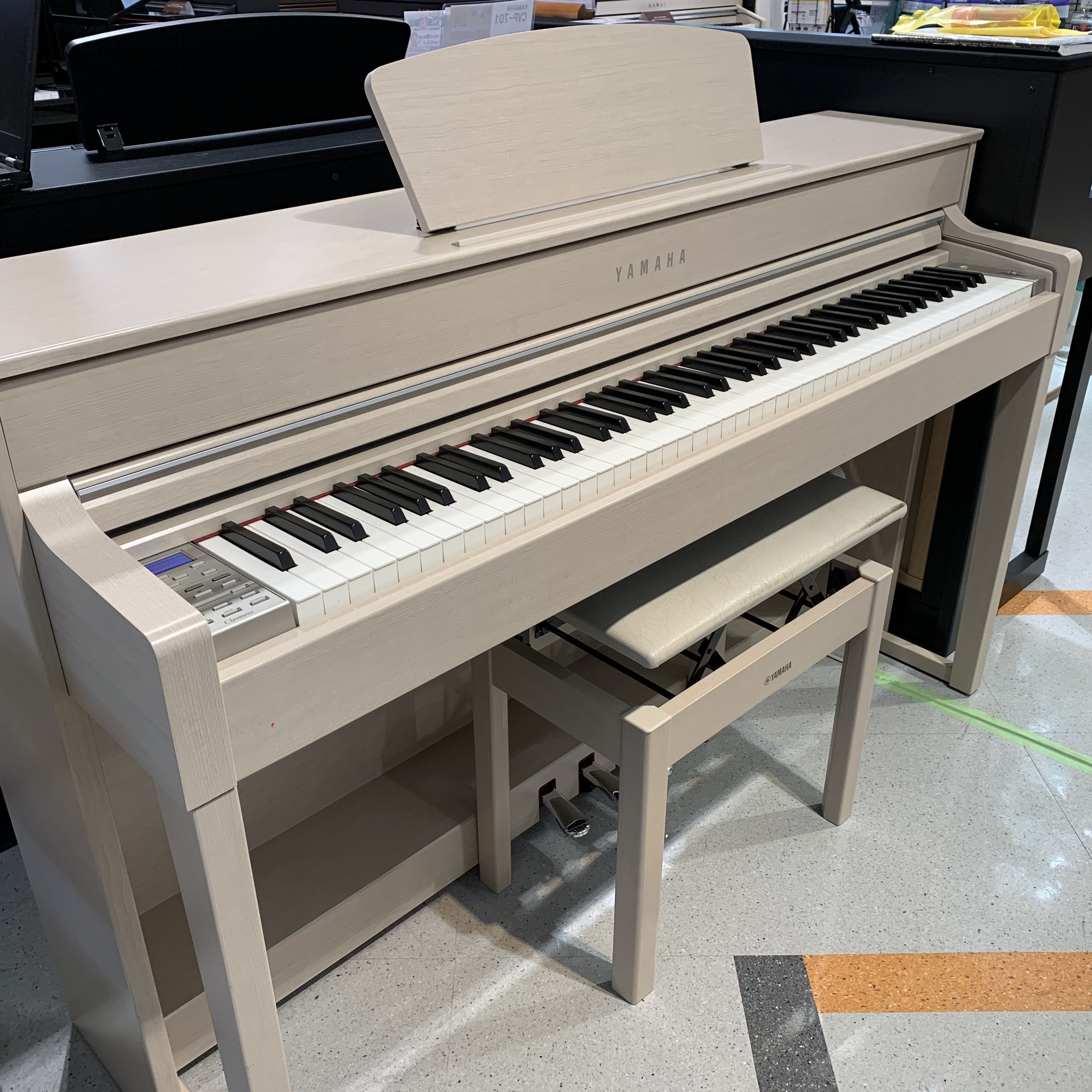 *【商品情報】 |*メーカー|*品番|*販売価格(税込)|*備考| |YAMAHA|中古CLP-535 WA/2016年製|[!SOLD OUT!]|高低自在椅子、県内1階配送設置基本料込みのお値段です| *【特徴】 曲のイメージに合わせて選べる、複数のコンサートグランドピアノ音。303曲のレッスン […]