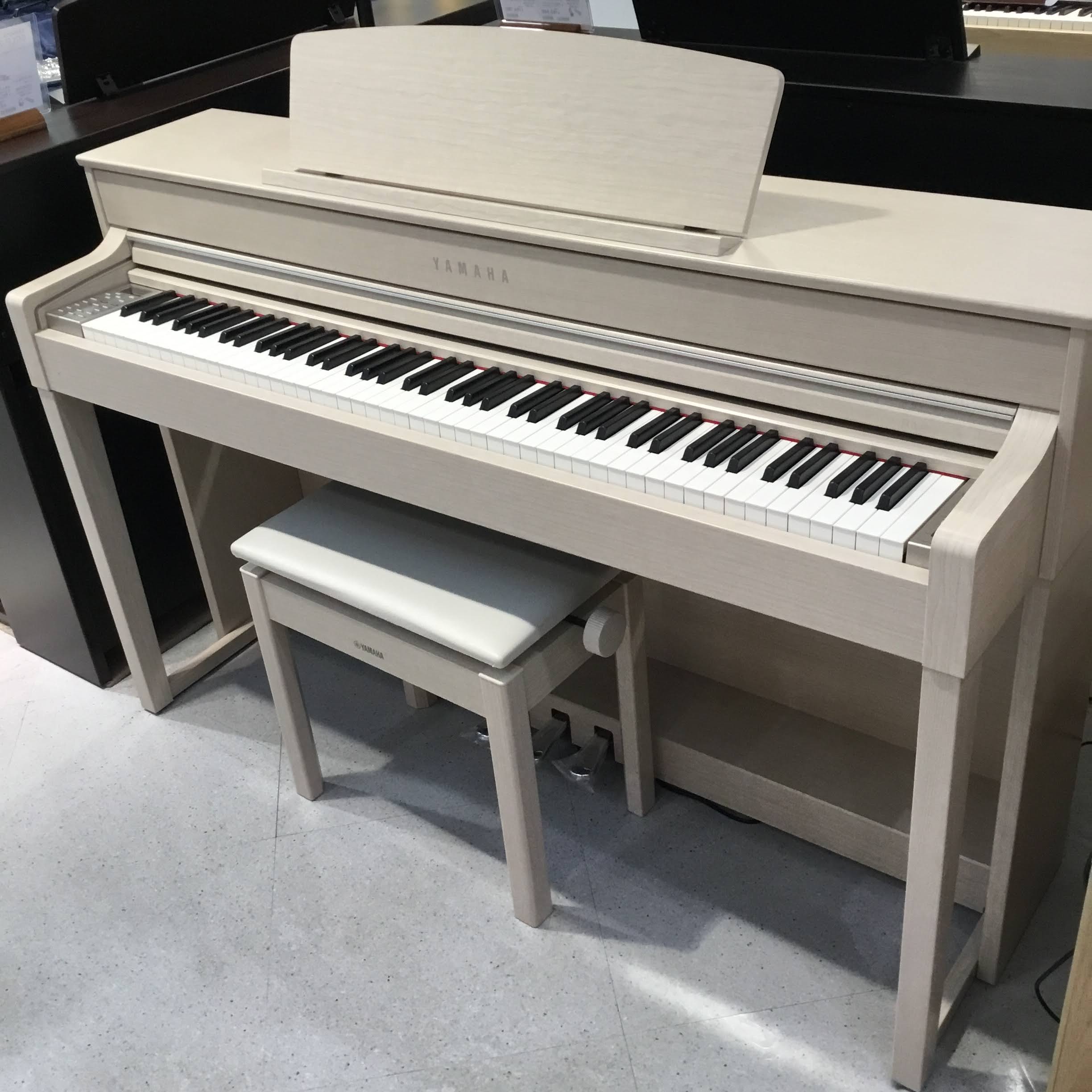 *【商品情報】 |*メーカー|*品番|*販売価格(税込)|*備考| |YAMAHA|中古CLP-545WA/2015年製|[!SOLD OUT!]|ヘッドホン、高低自在椅子、取扱説明書付属。県内1階配送設置基本料込みのお値段です| *【特徴】 ピアノ音は、ヤマハの最高峰ピアノ「CFX」とベーゼンドル […]