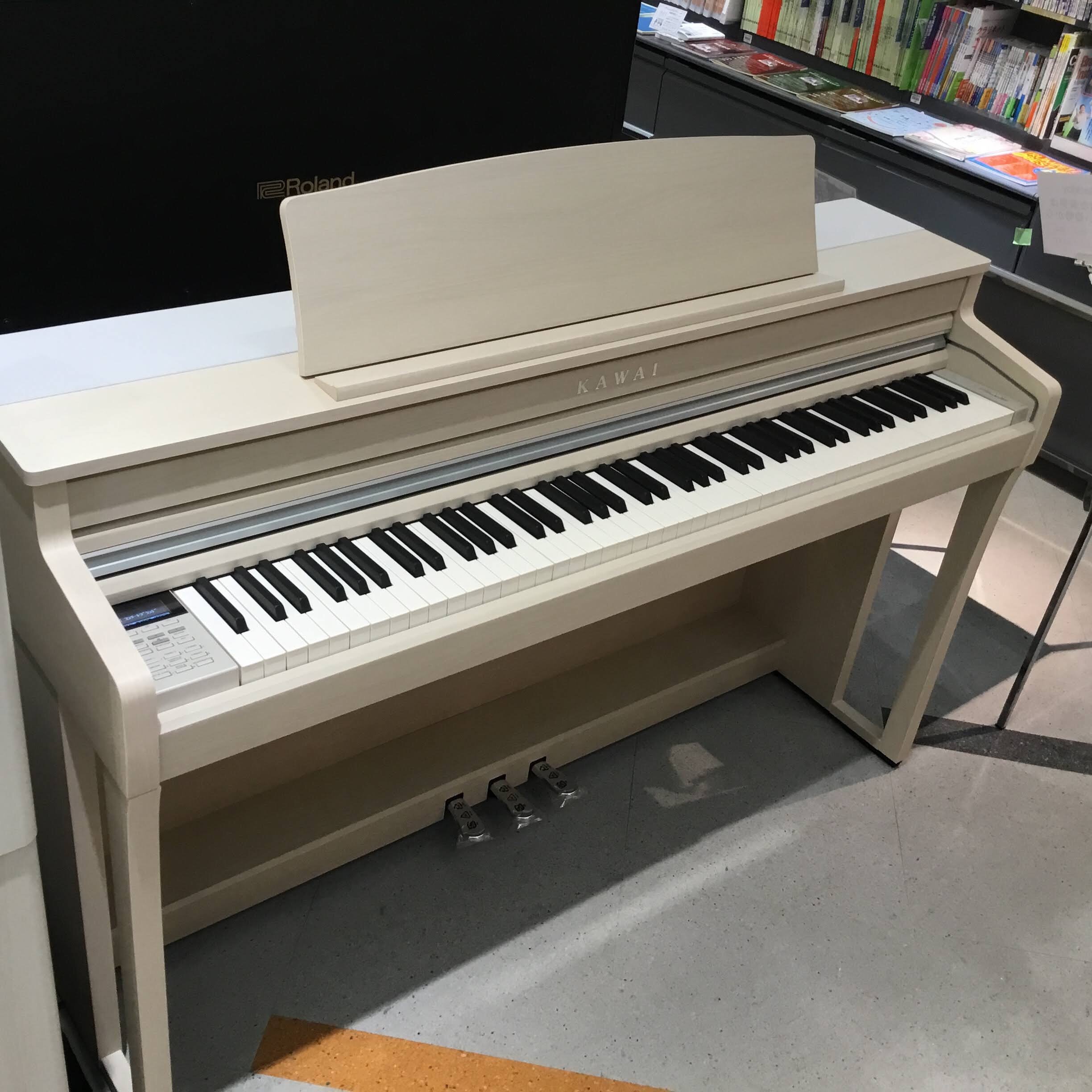 **KAWAI CA59入荷しました！ |*メーカー|*型名|*定価(税込)|*販売価格(税込)|*カラー|*付属品| |KAWAI|CA59|￥277,200|[!￥236,500!]|プレミアムホワイトメープル調仕上げ|高低自在椅子・ヘッドフォン・楽譜集| ***CA59特徴 -シーソー式構造の […]