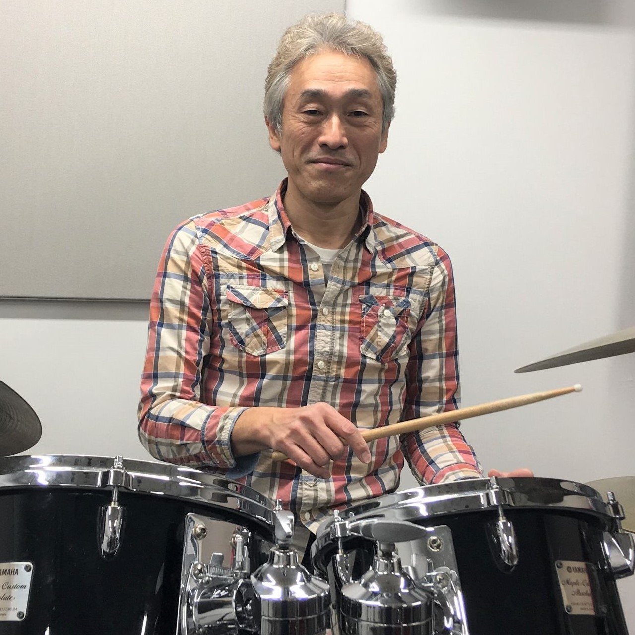 *阿部 仁（あべ　じん）　担当曜日:金曜日 **講師プロフィール 高校よりドラムを始める。猪俣猛氏に師事。 R.C.C講師の他、CM制作、演劇の劇伴等で活動。 **講師からのコメント ドラムは体で覚える楽器です。気楽に気長に習いに来て下さい！ **講師へのインタビュー ***好きな・得意な演奏ジャン [&hellip;]