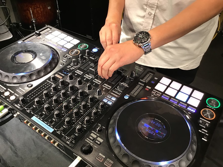 こんにちは！DJ担当の鶴巻です。今回は9/10（土）に開催されたDJサークルの様子をレポートしていきます！ DJサークル活動の流れ 今回も場所はAスタジオでの開催でした！DDJ-1000を使用し、できる限りの大きな音でDJ♪今回もプチクラブのような雰囲気で楽しめました。今回は4名様での開催で、サーク […]