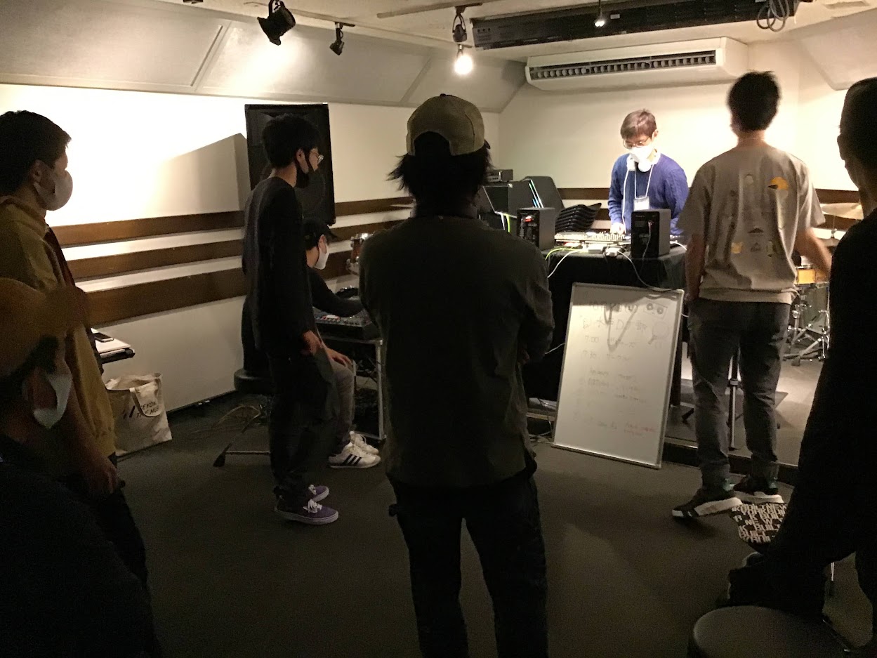 こんにちは！DJ担当の鶴巻です。今回は10/8（土）に開催されたDJサークルの様子をレポートしていきます！ DJサークル活動の流れ 今回も場所はAスタジオでの開催でした！DDJ-1000を使用し、できる限りの大きな音でDJ♪今回もプチクラブのような雰囲気で楽しめました。今回は5名様での開催で、興味を […]
