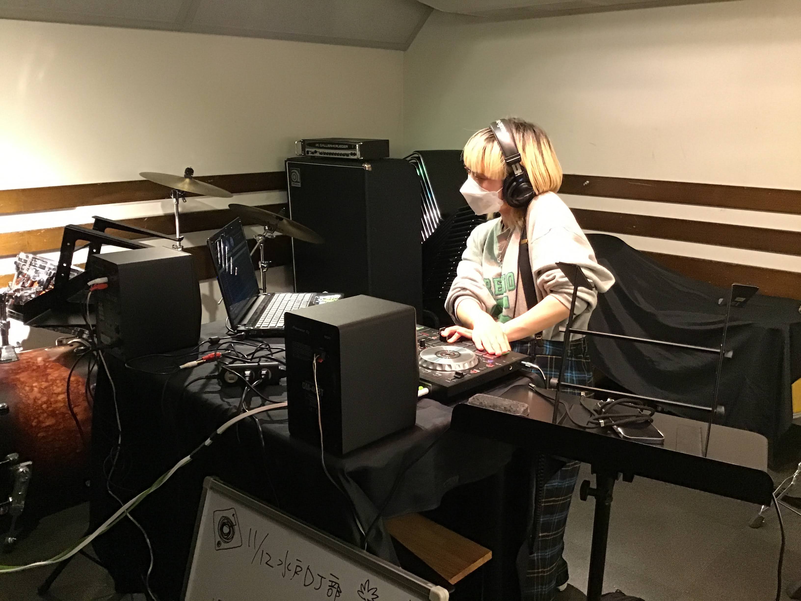 こんにちは！DJ担当の鶴巻です。今回は11/12（土）に開催されたDJサークルの様子をレポートしていきます！ DJサークル活動の流れ 今回も場所はAスタジオでの開催でした！DDJ-1000を使用し、できる限りの大きな音でDJ♪今回もプチクラブのような雰囲気で楽しめました。今回はスペシャルゲストとして […]