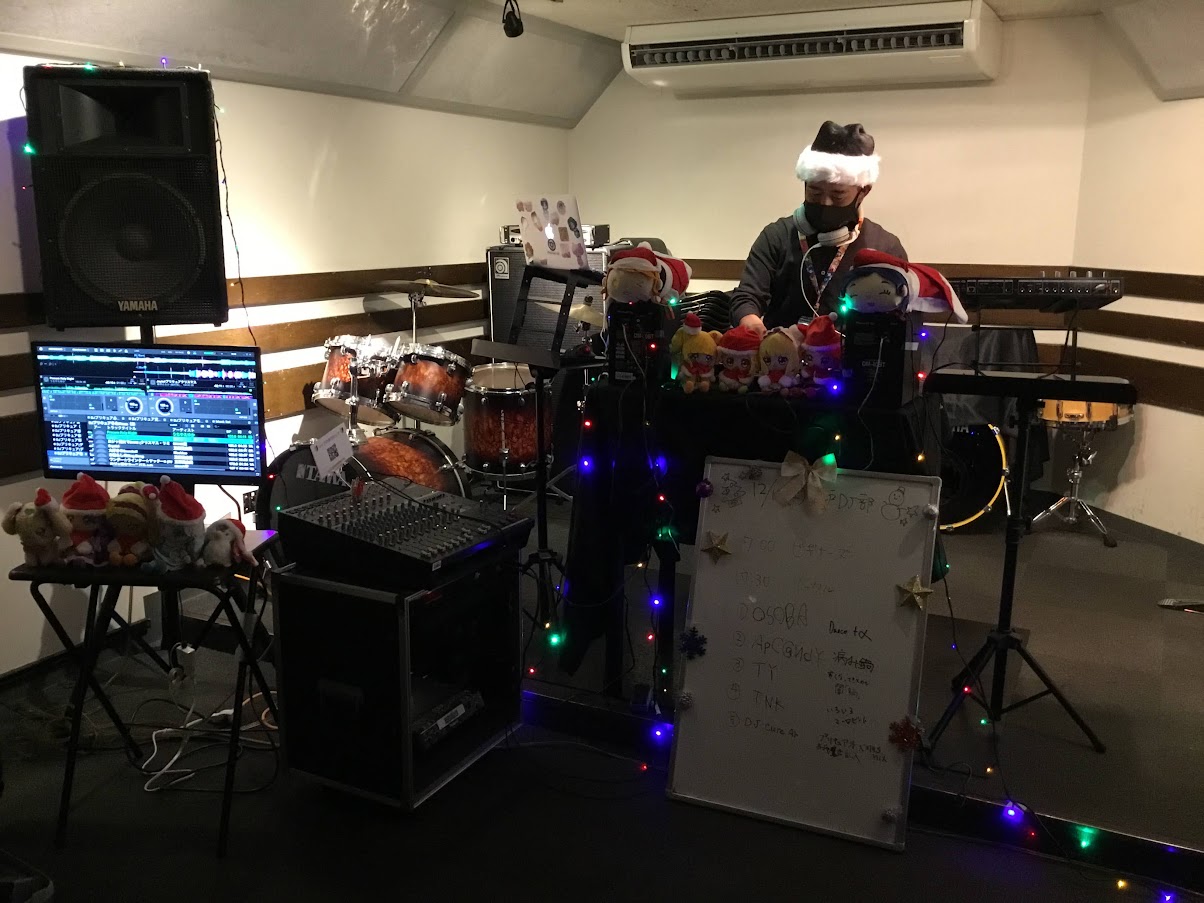 こんにちは！DJ担当の鶴巻です。今回は12/10（土）に開催されたDJサークルの様子をレポートしていきます！ DJサークル活動の流れ 今回も場所はAスタジオでの開催でした！DDJ-1000を使用し、できる限りの大きな音でDJ♪今回もプチクラブのような雰囲気で楽しめました。見学の方もお見えになり、楽し […]