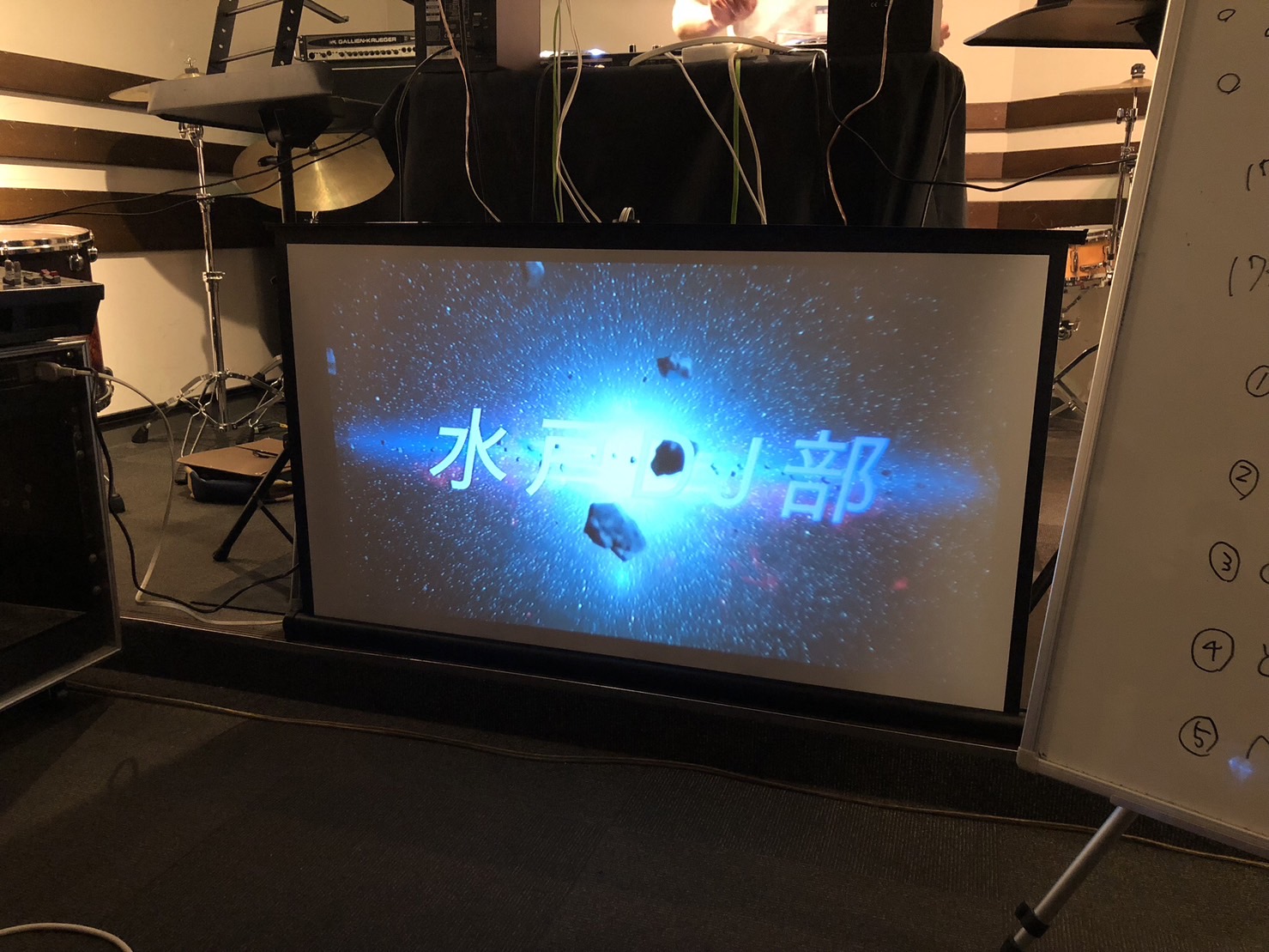 こんにちは！DJ担当の鶴巻です。今回は1/14（土）に開催されたDJサークルの様子をレポートしていきます！ DJサークル活動の流れ 今回も場所はAスタジオでの開催でした！DDJ-1000を使用し、できる限りの大きな音でDJ♪今回もプチクラブのような雰囲気で楽しめました。見学の方もお見えになり、楽しい […]