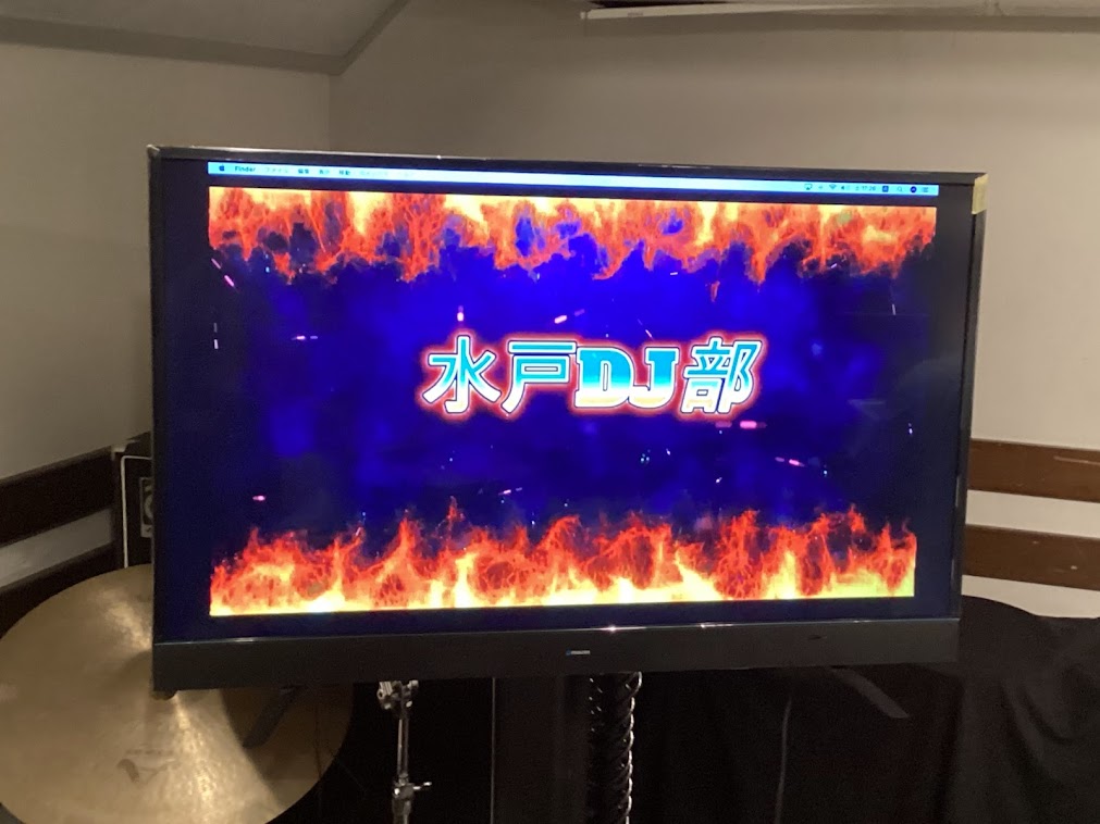 こんにちは！DJ担当の鶴巻です。今回は3/11（土）に開催されたDJサークルの様子をレポートしていきます！ 今回も場所はAスタジオでの開催でした！DDJ-1000を使用し、できる限りの大きな音でDJ♪今回もプチクラブのような雰囲気で楽しめました。見学の方もお見えになり、楽しいひとときを共有しました。 […]