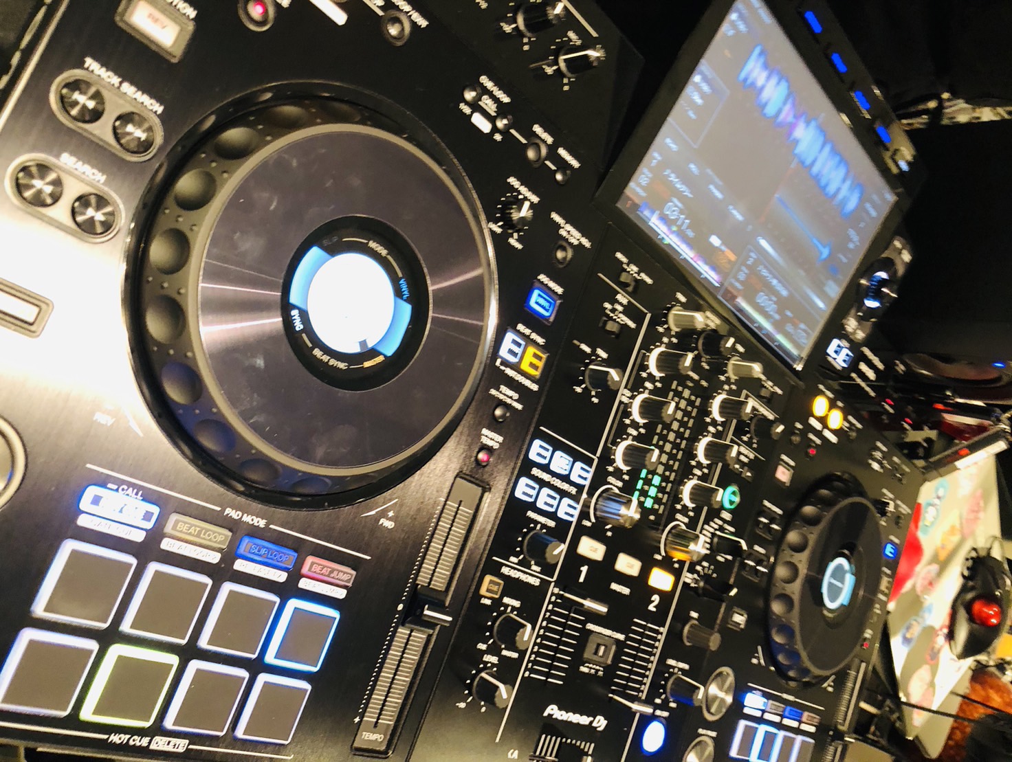こんにちは！DJ担当の鶴巻です。今回は5/13（土）に開催されたDJサークルの様子をレポートしていきます！ 今回も場所はAスタジオでの開催でした！DDJ-1000を使用し、できる限りの大きな音でDJ♪今回もプチクラブのような雰囲気で楽しめました。ビギナーズの参加や見学の方もお見えになり、楽しいひとと […]