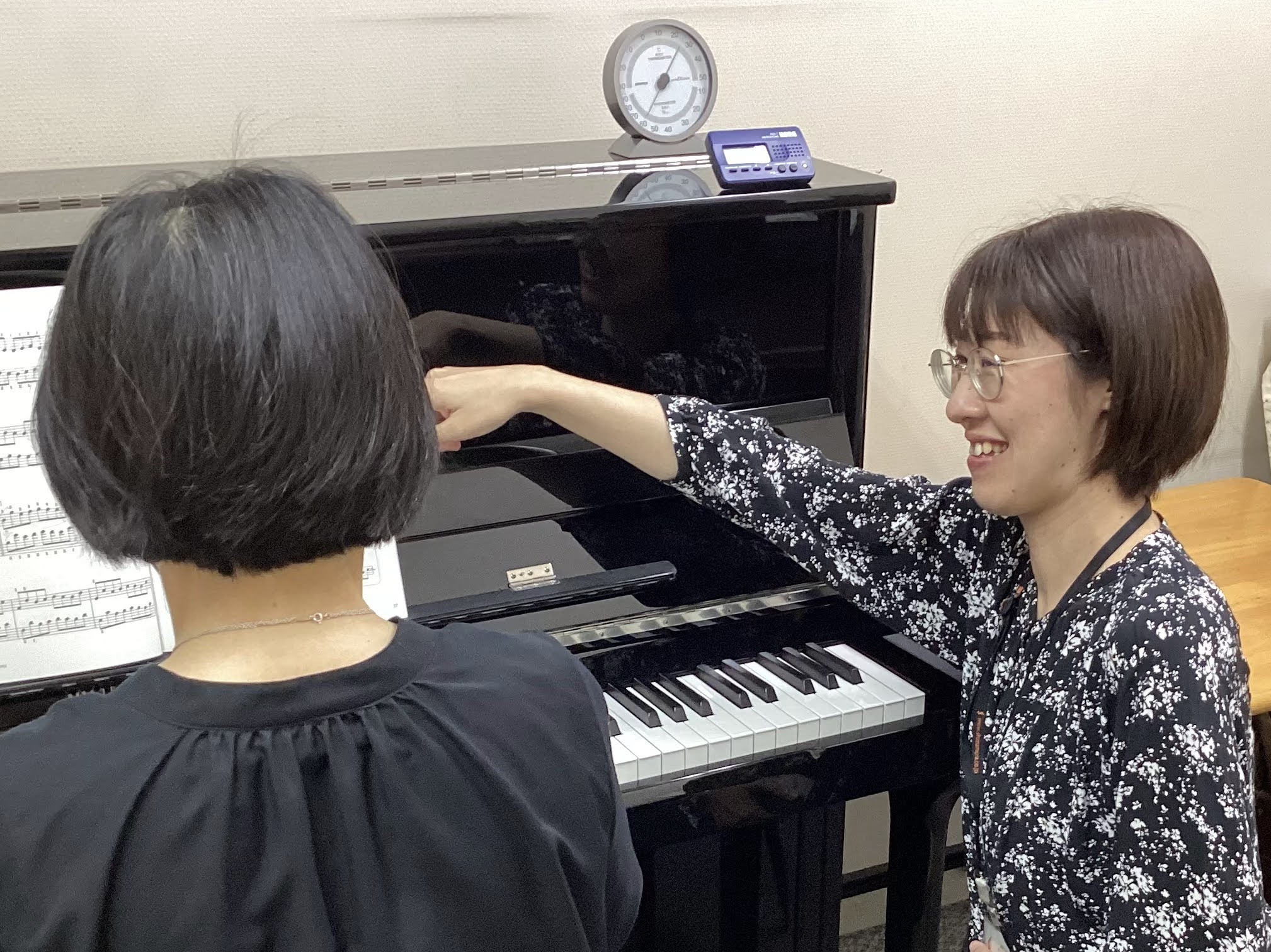CONTENTSピアノが弾けるようになるにはコツがある！大人に嬉しい♪ピアノサロンの特徴インストラクタープロフィールピアノサロンレッスンシステムアクセス体験レッスンお申し込み・お問い合わせピアノが弾けるようになるにはコツがある！ 左右別の動きをするピアノは、特に初心者ほど上手く弾くコツを掴んで練習し […]