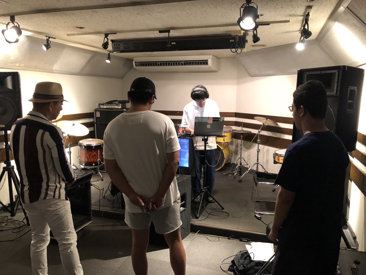 こんにちは！DJ担当の鶴巻です。今回は7/8（土）に開催されたDJサークルの様子をレポートしていきます！ 今回も場所はAスタジオでの開催でした！初の試みとしてDDJ-FLX10を使用し、できる限りの大きな音でDJ♪今回もプチクラブのような雰囲気で楽しめました。ビギナーズの参加や見学の方もお見えになり […]