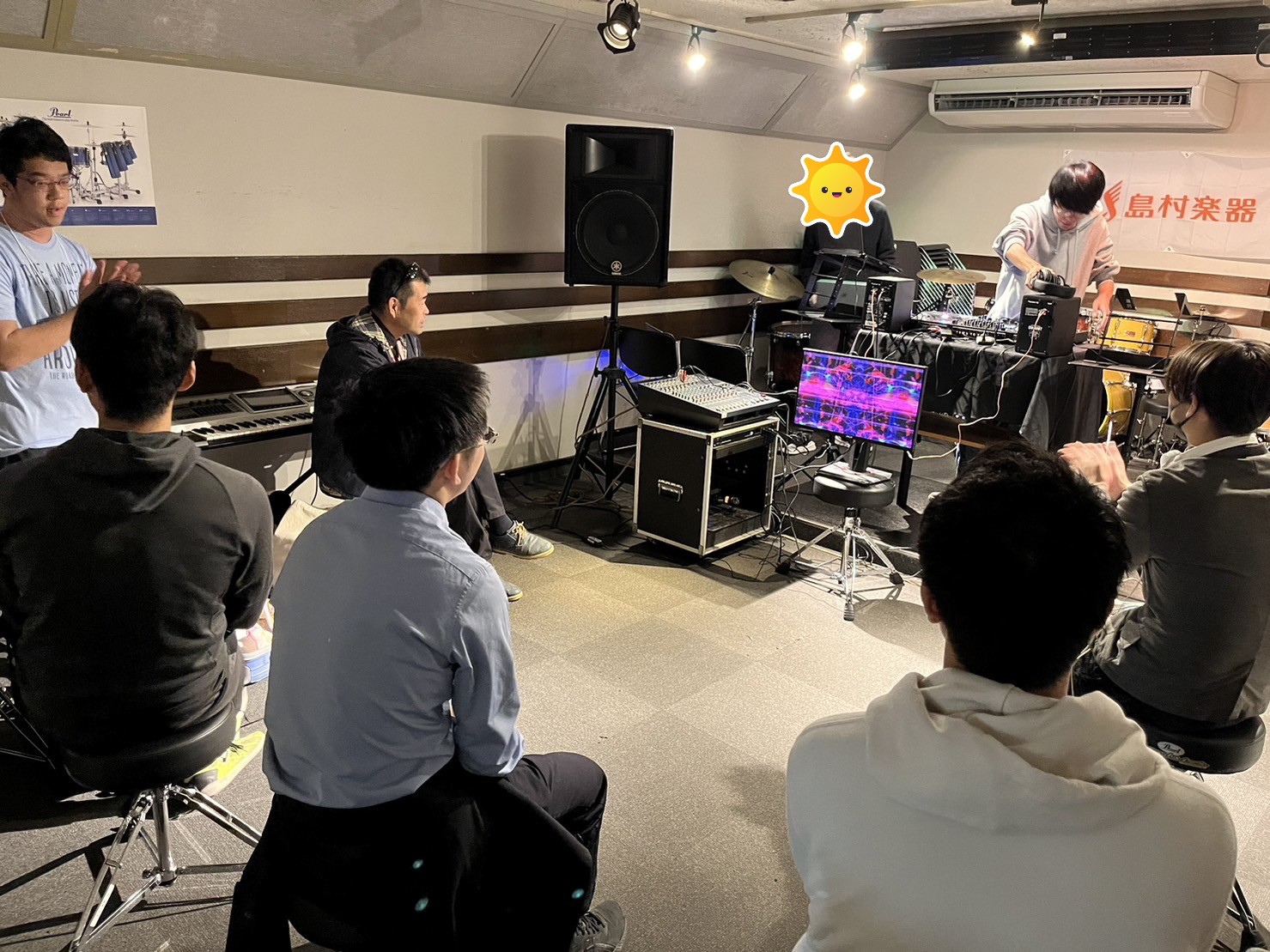 こんにちは！DJ担当の鶴巻です。今回は12/9（土）に開催されたDJサークルの様子をレポートしていきます！ 今回も場所はAスタジオでの開催でした！DDJ-FLX10を使用し、できる限りの大きな音でDJ♪今回もプチクラブのような雰囲気で楽しめました。5名様満員で見学の方もお見えになり、楽しいひとときを […]