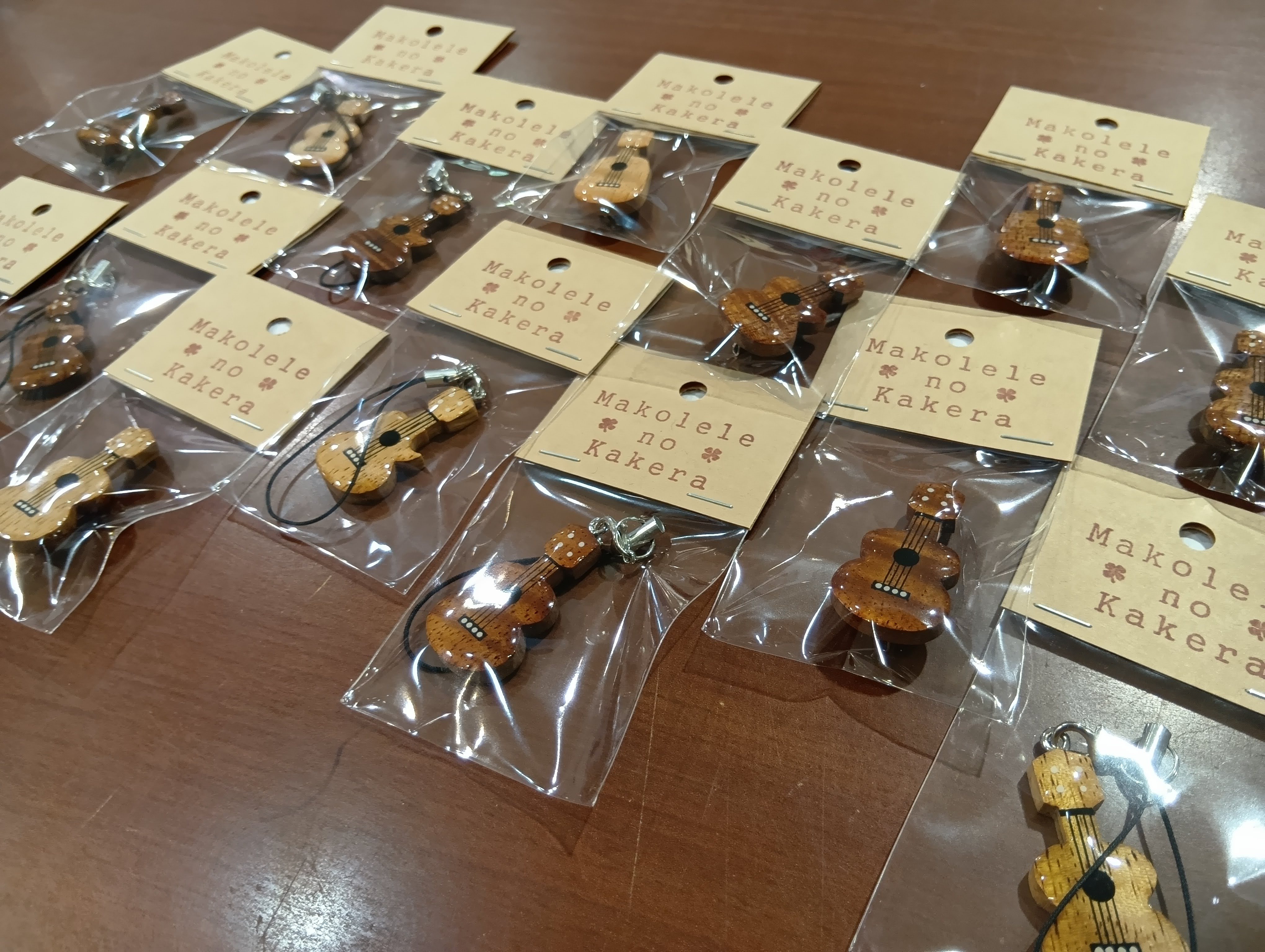 大人気のウクレレアクセサリ、「マコレレノカケラ」が久しぶりに入荷しました！ ビルダーの平野誠さんがウクレレ制作の忙しい合間を縫って作ってくださっております♪ブローチ、ストラップが入荷しておりますので、ぜひご来店のうえお選びくださいね！こちらは以前の入荷情報です↓