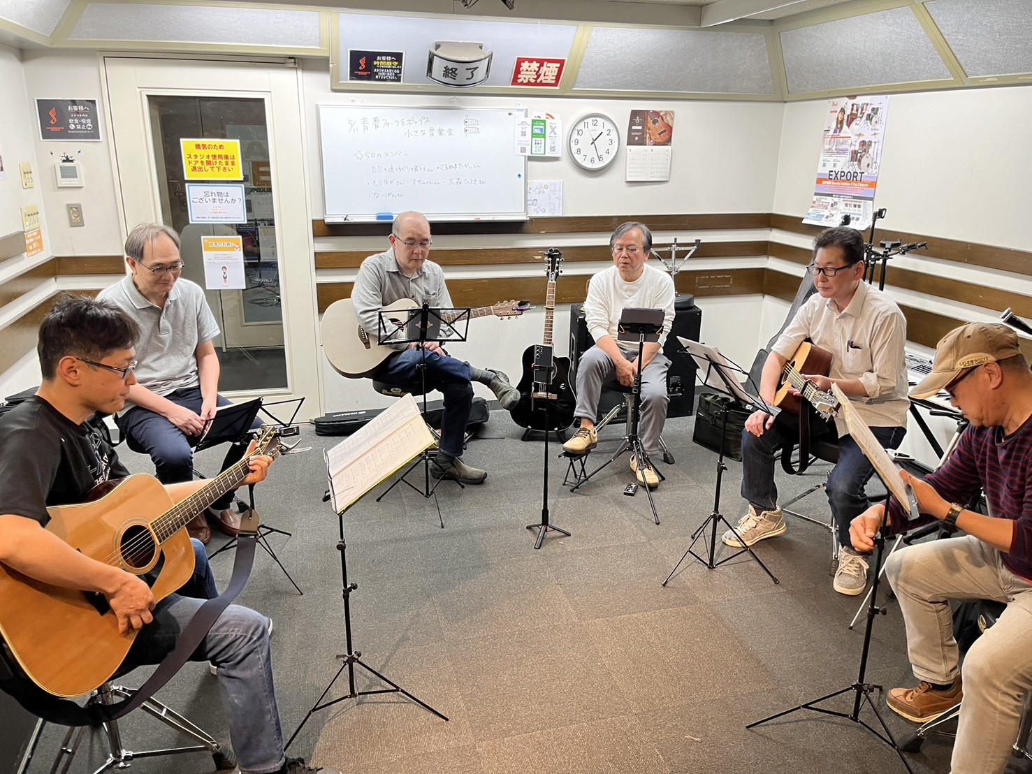 こんにちは！『青春フォーク＆ポップス小さな音楽会』担当の鶴巻です。今回は5/11（土）に開催された『青春フォーク＆ポップス小さな音楽会』の様子をレポートしていきます！ まずは一曲ずつ順番にお一人ずつ楽曲を演奏して頂き、一通り周ったらもう一曲演奏して頂くというスタイルで素敵な時間を共有できました♫ ま […]