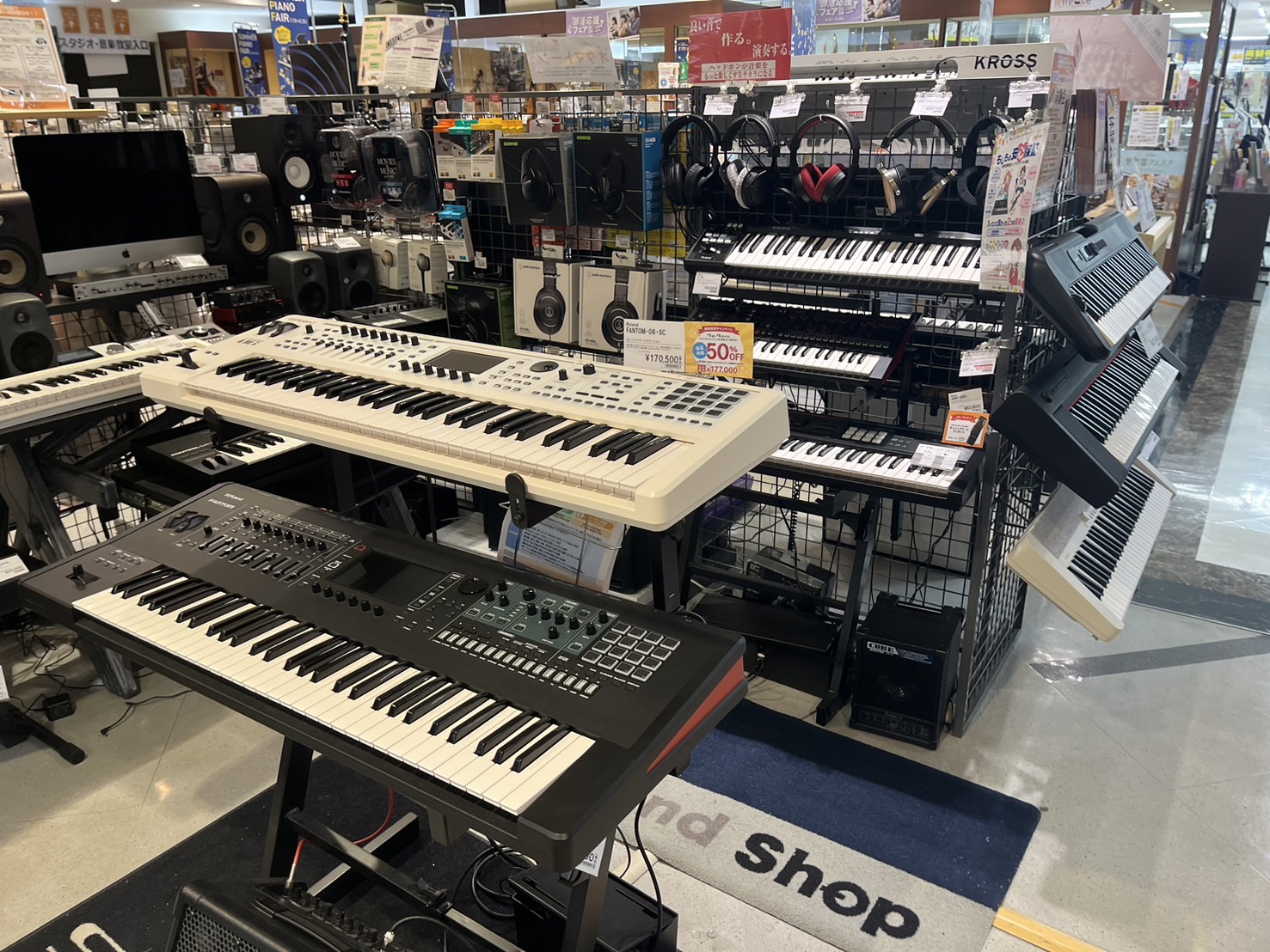 こんにちは！デジタル担当の小嶋です。水戸マイム店シンセサイザーの展示ラインナップをご紹介いたします。バンドでキーボードを担当する方にも曲作りをする方にもご満足頂けるように担当スタッフが商品選びをお手伝いいたします！ぜひご覧ください！ CONTENTS水戸マイム店シンセサイザーラインナップお問い合わせ […]
