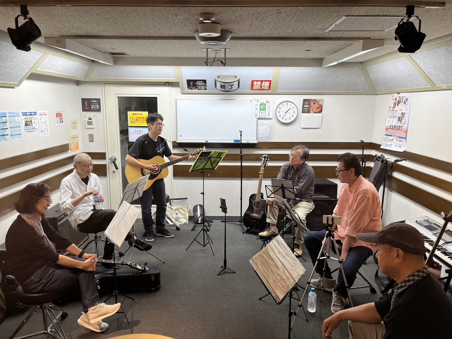 こんにちは！『青春フォーク＆ポップス小さな音楽会』担当の鶴巻です。今回は6/8（土）に開催された『青春フォーク＆ポップス小さな音楽会』の様子をレポートしていきます！ まずは一曲ずつ順番にお一人ずつ楽曲を演奏して頂き、一通り周ったらもう一曲演奏して頂くというスタイルで素敵な時間を共有できました♫ また […]