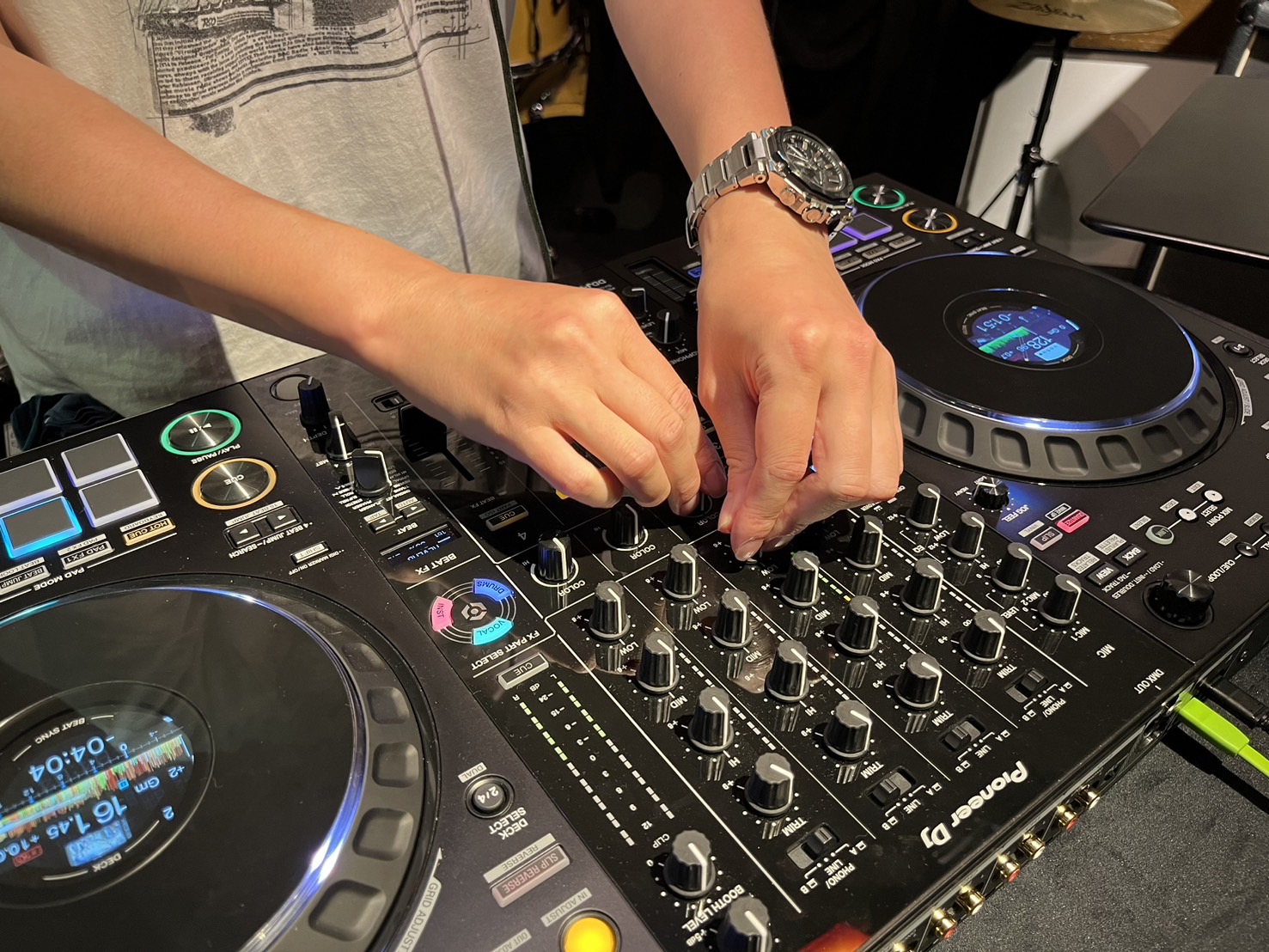 こんにちは！DJ担当の鶴巻です。今回は6/8（土）に開催されたDJサークルの様子をレポートしていきます！ 今回も場所はAスタジオでの開催でした！DDJ-FLX10を使用し、できる限りの大きな音でDJ♪今回もプチクラブのような雰囲気で楽しめました。4名様がご参加くださり、見学の方もお見えになり、楽しい […]