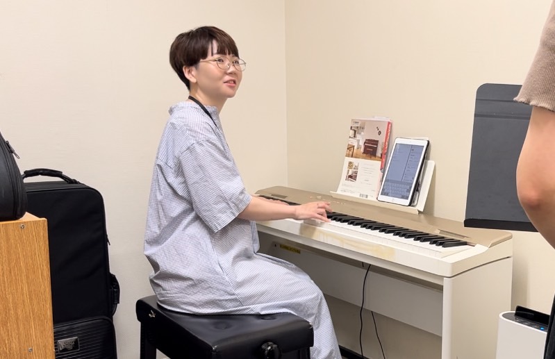 こんにちは！音楽教室担当の鶴巻です。みなさんは「歌」を楽しんでいらっしゃいますか？この記事では当店のボーカル教室の魅力をたっぷりお伝えしていければと思います。 CONTENTS講師紹介ボーカル教室って何をするの？どんな人が通っているの？スタッフがレッスンを体験してみたまずは歌ってみませんか？講師紹介 […]