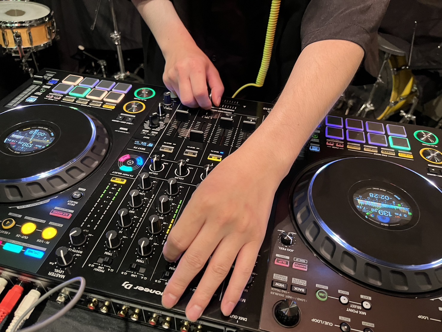 こんにちは！DJ担当の鶴巻です。今回は8/10（土）に開催されたDJサークルの様子をレポートしていきます！ 今回も場所はAスタジオでの開催でした！DDJ-FLX10を使用し、できる限りの大きな音でDJ♪今回もプチクラブのような雰囲気で楽しめました。4名様がご参加くださり、見学の方もお見えになり、楽し […]