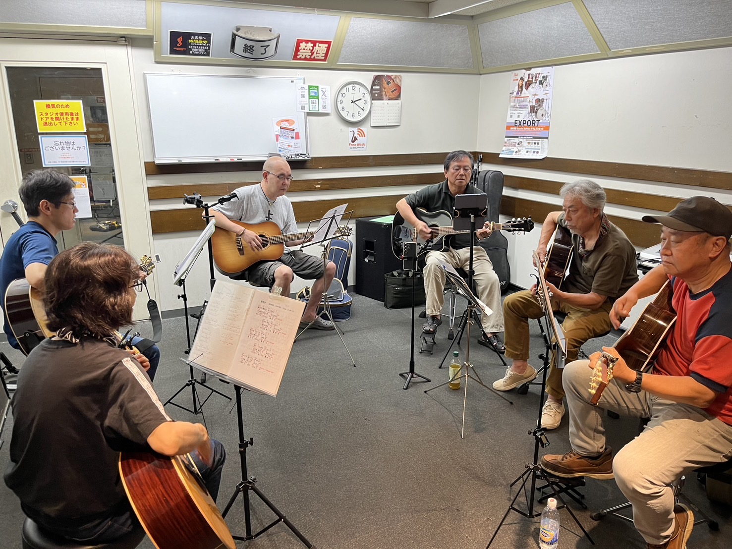 こんにちは！『青春フォーク＆ポップス小さな音楽会』担当の鶴巻です。今回は8/10（土）に開催された『青春フォーク＆ポップス小さな音楽会』の様子をレポートしていきます！ まずは一曲ずつ順番にお一人ずつ楽曲を演奏して頂き、一通り周ったらもう一曲演奏して頂くというスタイルで素敵な時間を共有できました♫ ま […]