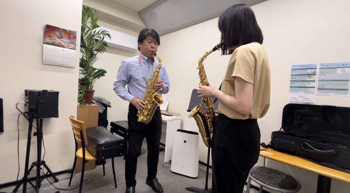 こんにちは！音楽教室担当の鶴巻です。様々なジャンルを楽しむことができるサックスは、音楽好きな方にぴったりな楽器です！この記事では当店のサックス教室の魅力をたっぷりお伝えしていければと思います。 CONTENTS講師紹介サックス教室って何をするの？どんな人が通っているの？スタッフがレッスンを体験してみ […]