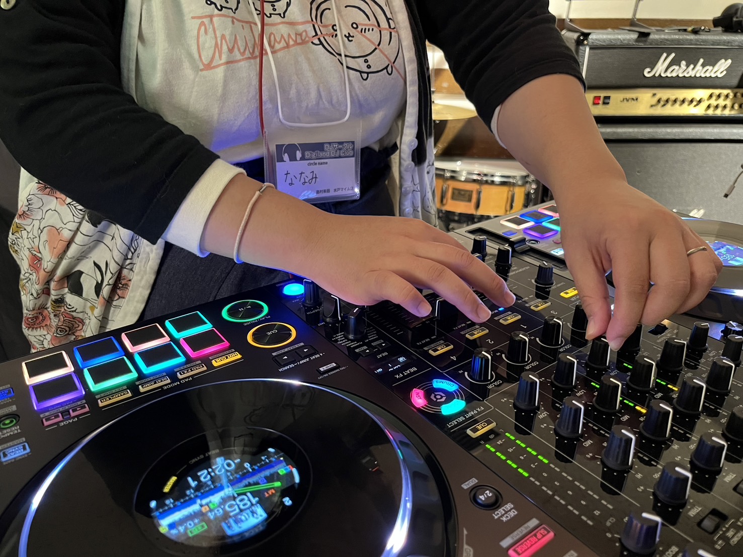 こんにちは！DJ担当の鶴巻です。今回は10/12（土）に開催されたDJサークルの様子をレポートしていきます！ 今回も場所はAスタジオでの開催でした！DDJ-FLX10を使用し、できる限りの大きな音でDJ♪今回もプチクラブのような雰囲気で楽しめました。4名様がご参加くださり、見学の方もお見えになり、楽 […]