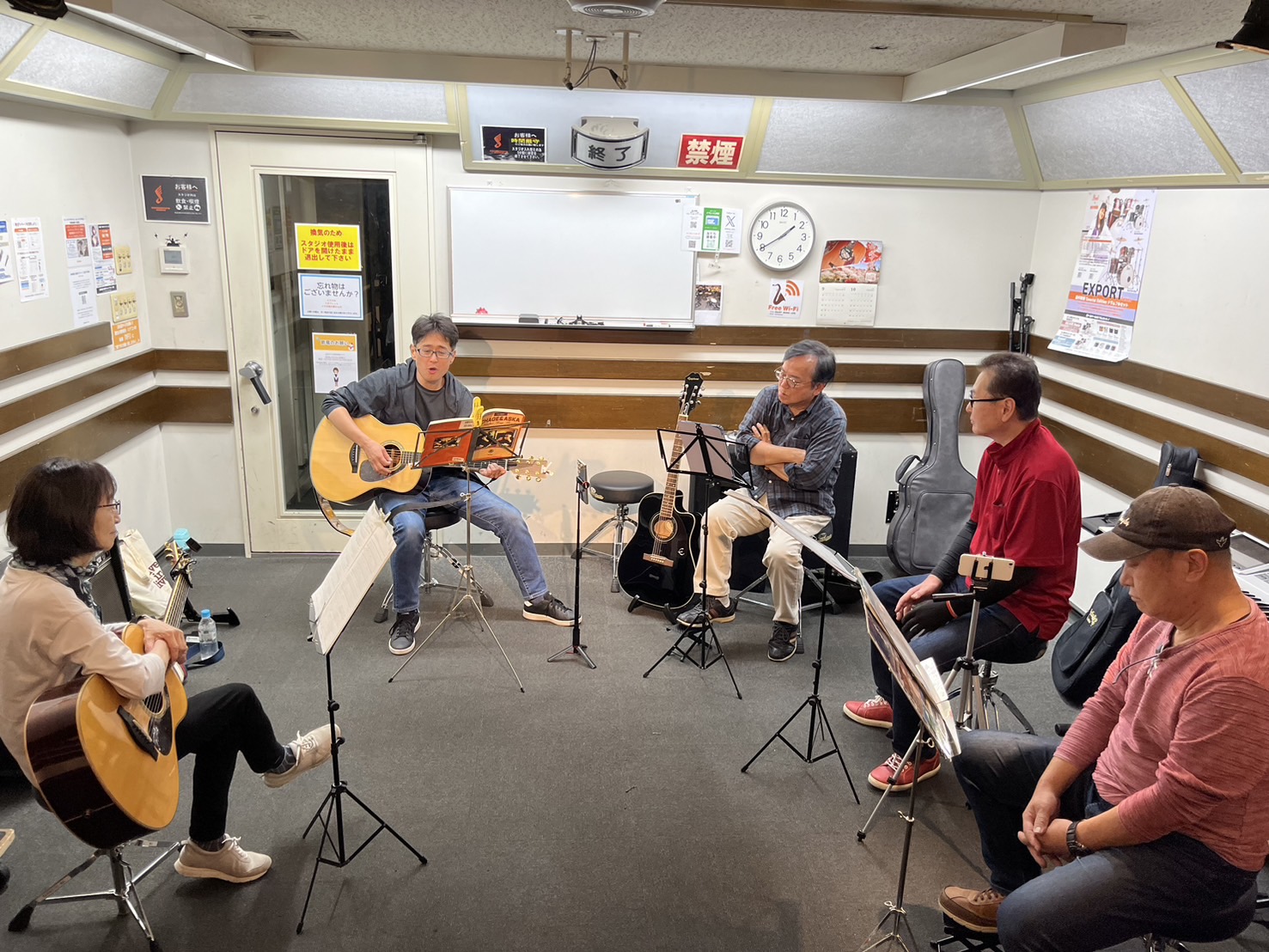 こんにちは！『青春フォーク＆ポップス小さな音楽会』担当の鶴巻です。今回は10/14（土）に開催された『青春フォーク＆ポップス小さな音楽会』の様子をレポートしていきます！ まずは一曲ずつ順番にお一人ずつ楽曲を演奏して頂き、一通り周ったらもう一曲演奏して頂くというスタイルで素敵な時間を共有できました♫  […]