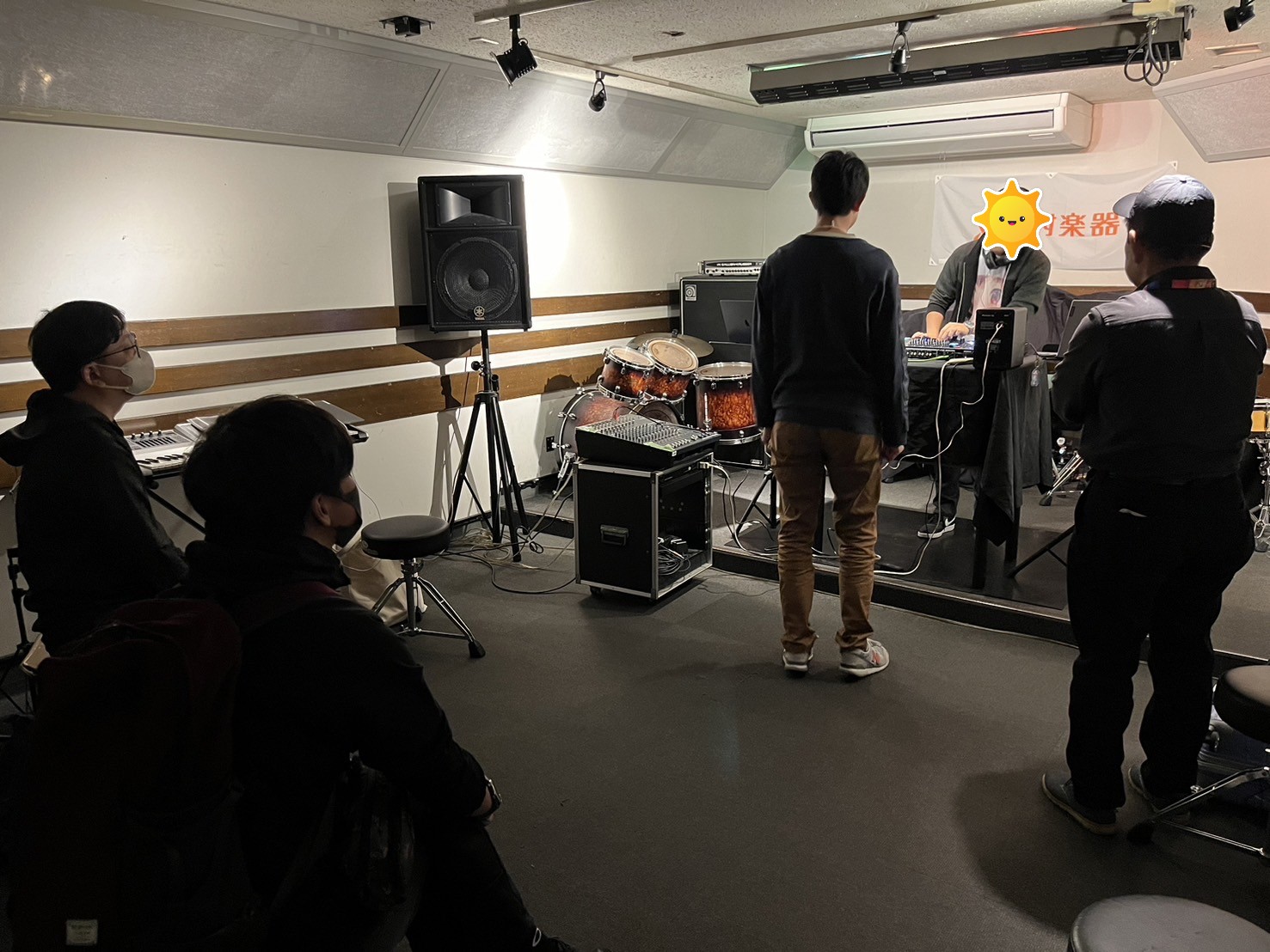 こんにちは！DJ担当の鶴巻です。今回は11/9(土)に開催されたDJサークルの様子をレポートしていきます！ 今回も場所はAスタジオでの開催でした！DDJ-FLX10を使用し、できる限りの大きな音でDJ♪今回もプチクラブのような雰囲気で楽しめました。3名様がご参加くださり、見学の方もお見えになり、楽し […]