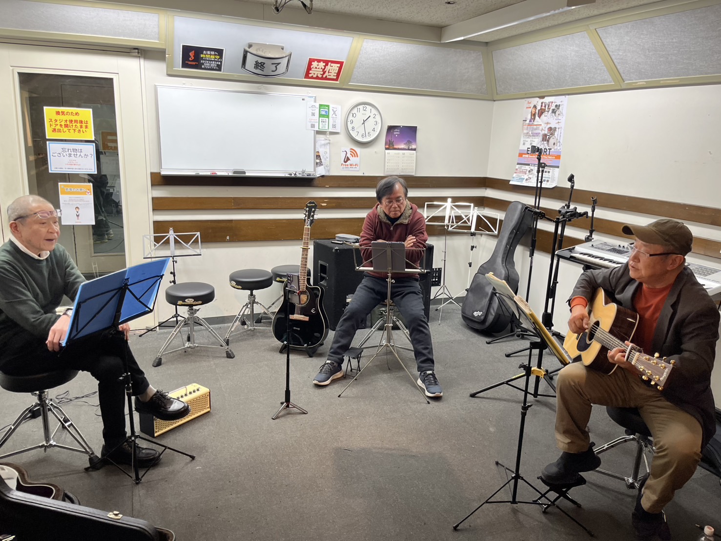 こんにちは！『青春フォーク＆ポップス小さな音楽会』担当の鶴巻です。今回は12/14（土）に開催された『青春フォーク＆ポップス小さな音楽会』の様子をレポートしていきます！ まずは一曲ずつ順番にお一人ずつ楽曲を演奏して頂き、一通り周ったらもう一曲演奏して頂くというスタイルで素敵な時間を共有できました♫  […]