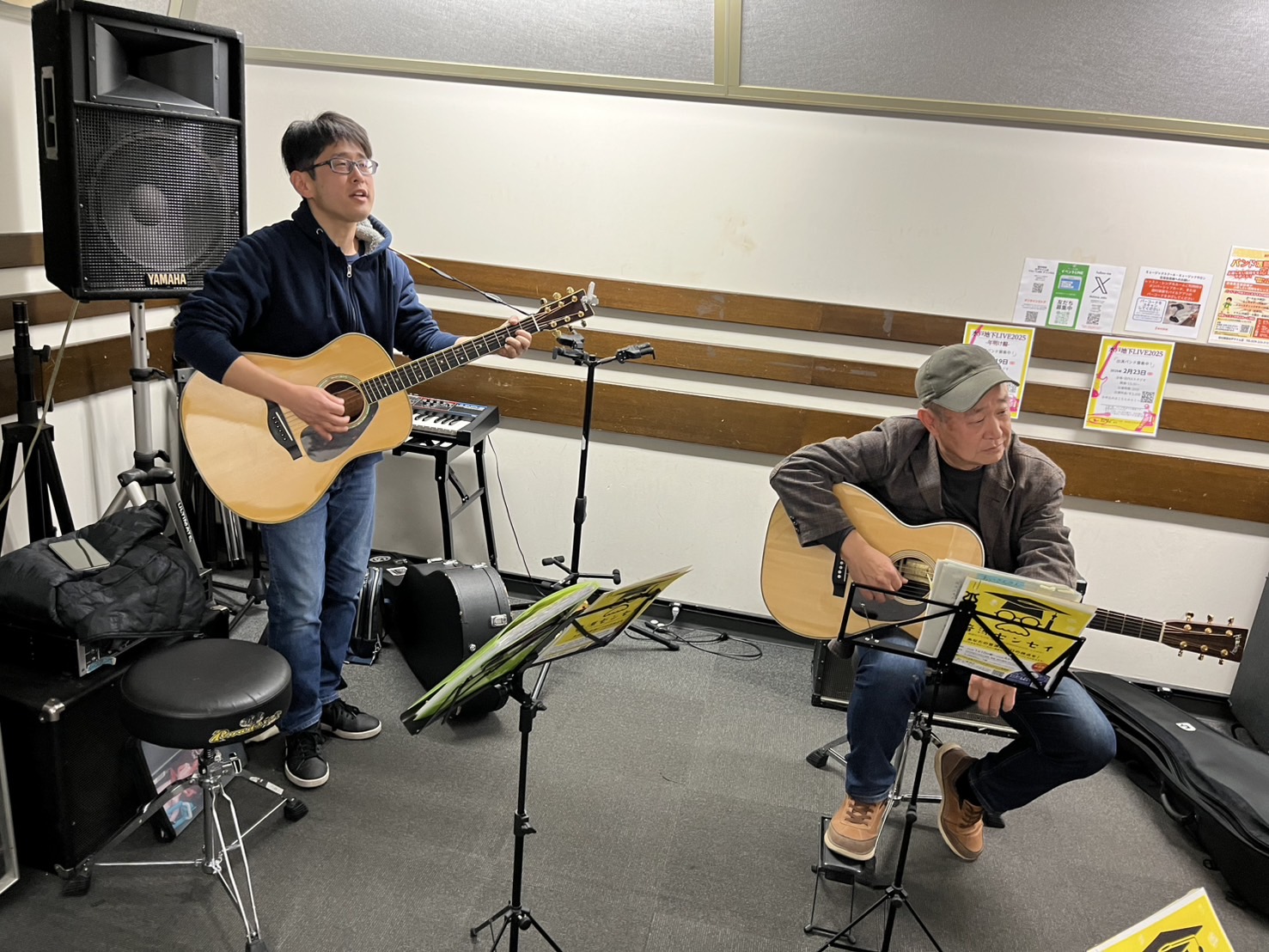 こんにちは！『青春フォーク＆ポップス小さな音楽会』担当の鶴巻です。今回は1/11（土）に開催された『青春フォーク＆ポップス小さな音楽会』の様子をレポートしていきます！ まずは一曲ずつ順番にお一人ずつ楽曲を演奏して頂き、一通り周ったらもう一曲演奏して頂くというスタイルで素敵な時間を共有できました♫ ま […]