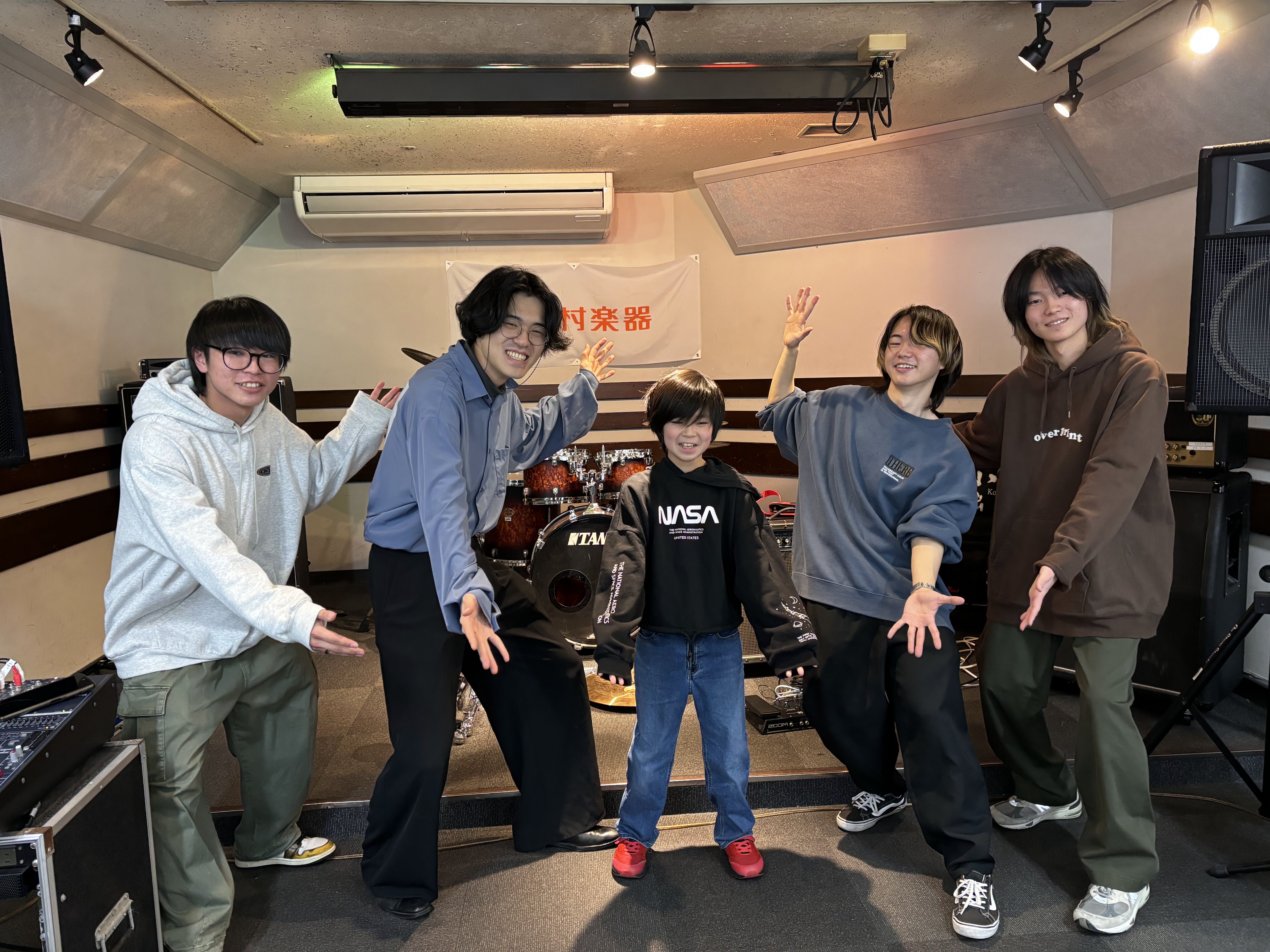 こんにちは！水戸地下LIVE担当の高倉です。1/19（日）に開催された『水戸地下LIVE 2025』の様子をレポートしたいと思います！ 今回は「英太」、「(仮)」の2組にご出演いただきました！ CONTENTS出演バンド最後に出演バンド 英太 (仮) 最後に 新年初の水戸地下LIVE、今回が初とは思 […]