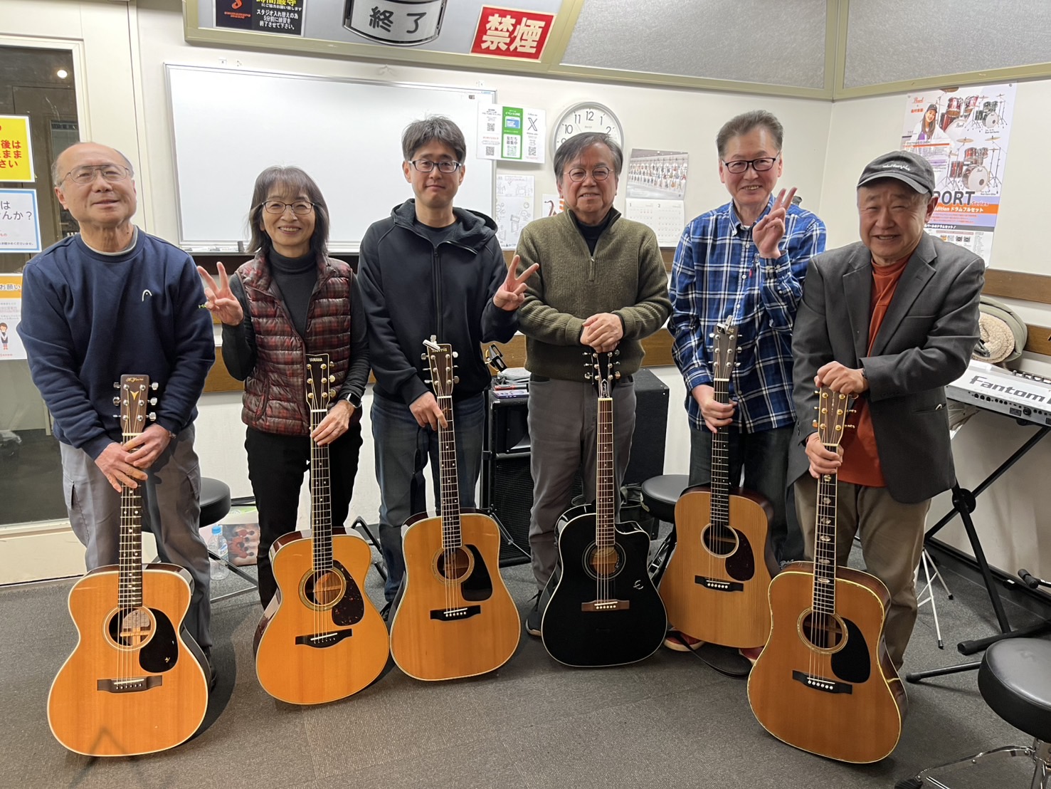 こんにちは！『青春フォーク＆ポップス小さな音楽会』担当の鶴巻です。今回は2/8（土）に開催された『青春フォーク＆ポップス小さな音楽会』の様子をレポートしていきます！ まずは一曲ずつ順番にお一人ずつ楽曲を演奏して頂き、一通り周ったらもう一曲演奏して頂くというスタイルで素敵な時間を共有できました♫ また […]