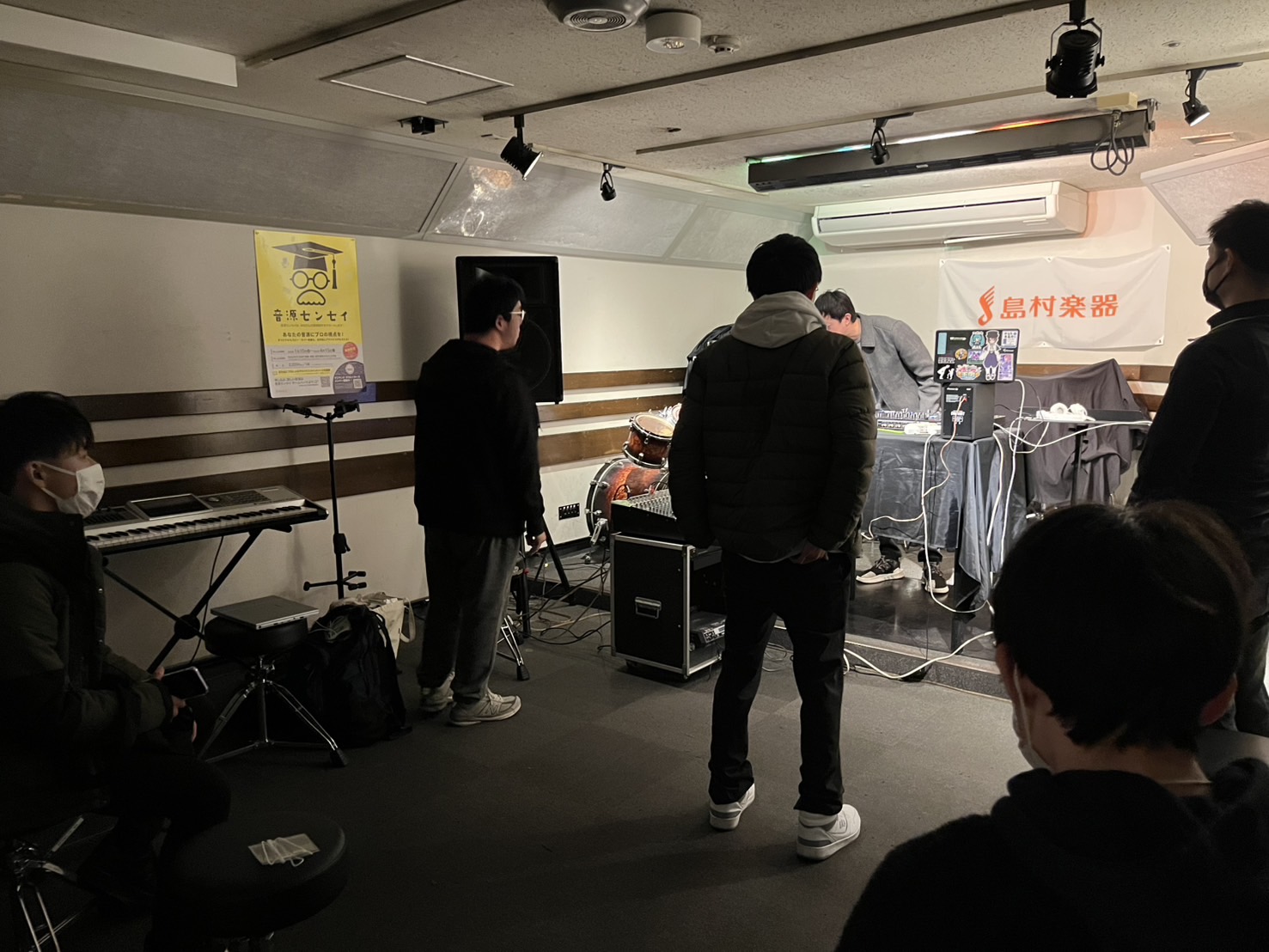 こんにちは！DJ担当の鶴巻です。今回は2/8(土)に開催されたDJサークルの様子をレポートしていきます！ 今回も場所はAスタジオでの開催でした！DDJ-FLX10を使用し、できる限りの大きな音でDJ♪今回もプチクラブのような雰囲気で楽しめました。6名様がご参加くださり、見学の方もお見えになり、楽しい […]
