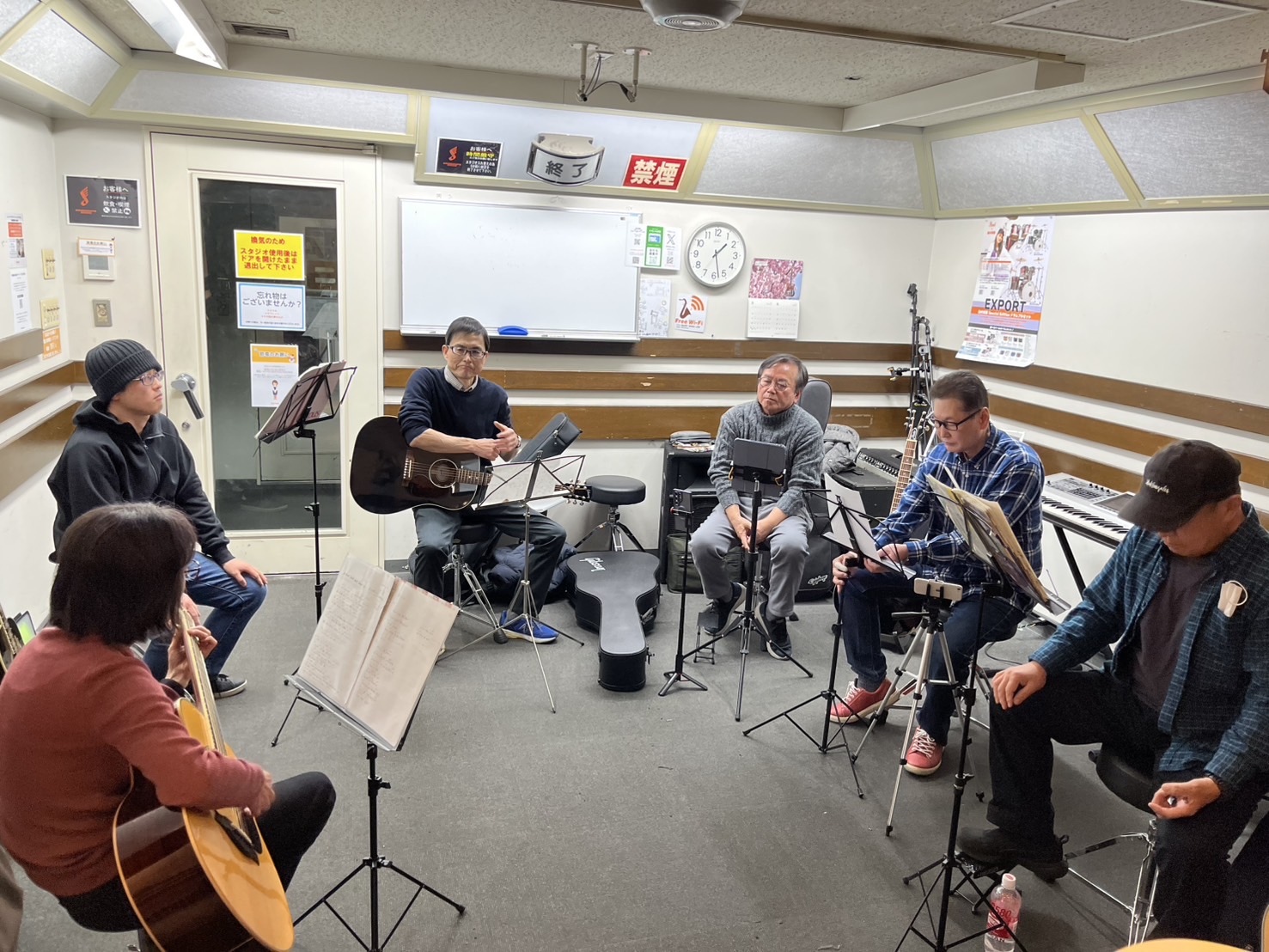 こんにちは！『青春フォーク＆ポップス小さな音楽会』担当の鶴巻です。今回は3/8（土）に開催された『青春フォーク＆ポップス小さな音楽会』の様子をレポートしていきます！ まずは一曲ずつ順番にお一人ずつ楽曲を演奏して頂き、一通り周ったらもう一曲演奏して頂くというスタイルで素敵な時間を共有できました♫ また […]
