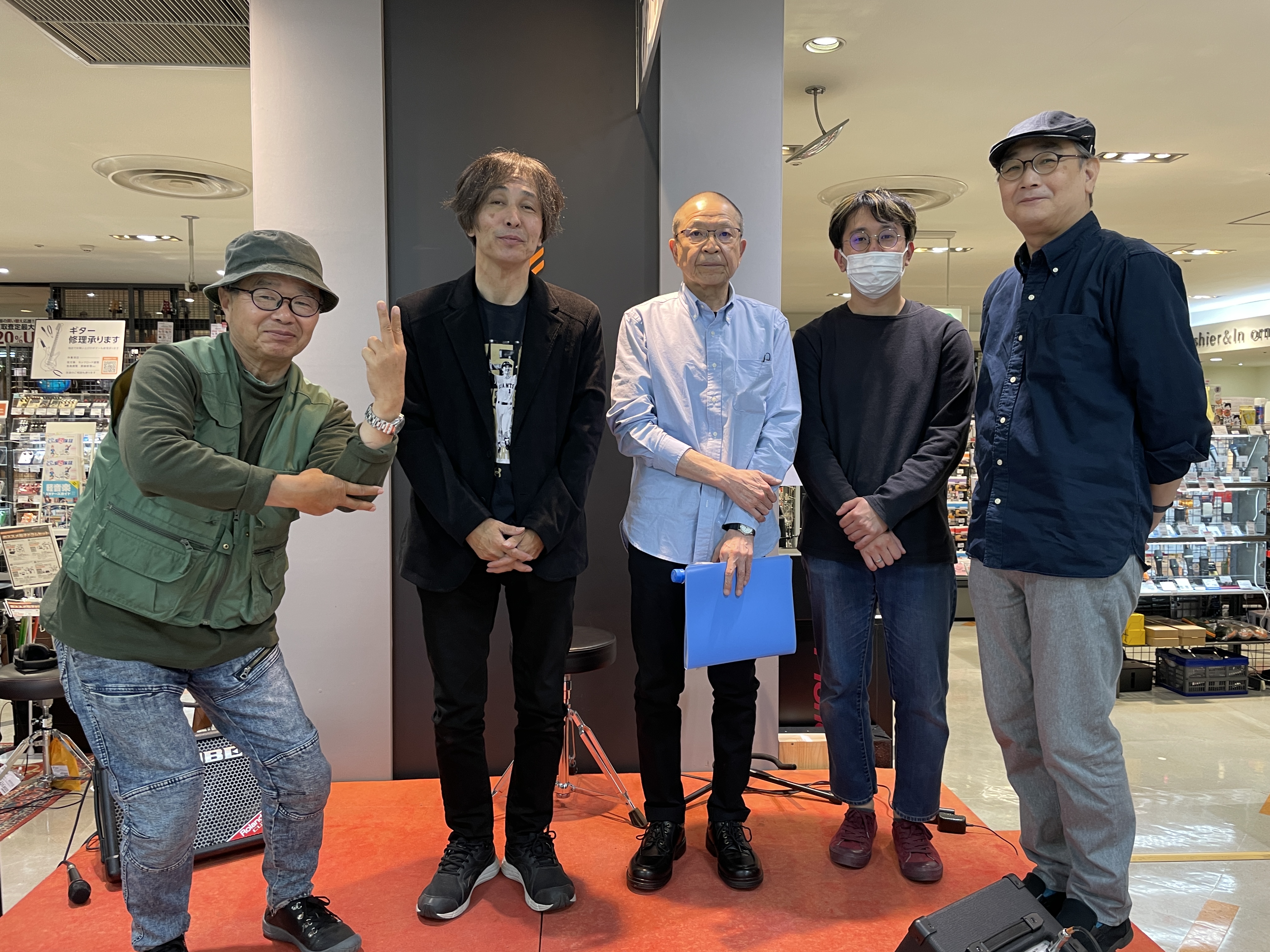 みなさまこんにちは、こんばんは！ ●動画バージョン　準備中です 本日の出演者 会場はこんな感じです！ スタート！ お疲れ様でした！ 皆様お疲れさまでした！店内での弾き語りライブ、見に来てくださった方も本当にありがとうございます！！この組み合わせでのライブは一期一会かもしれません！新しい音楽の輪どんど […]