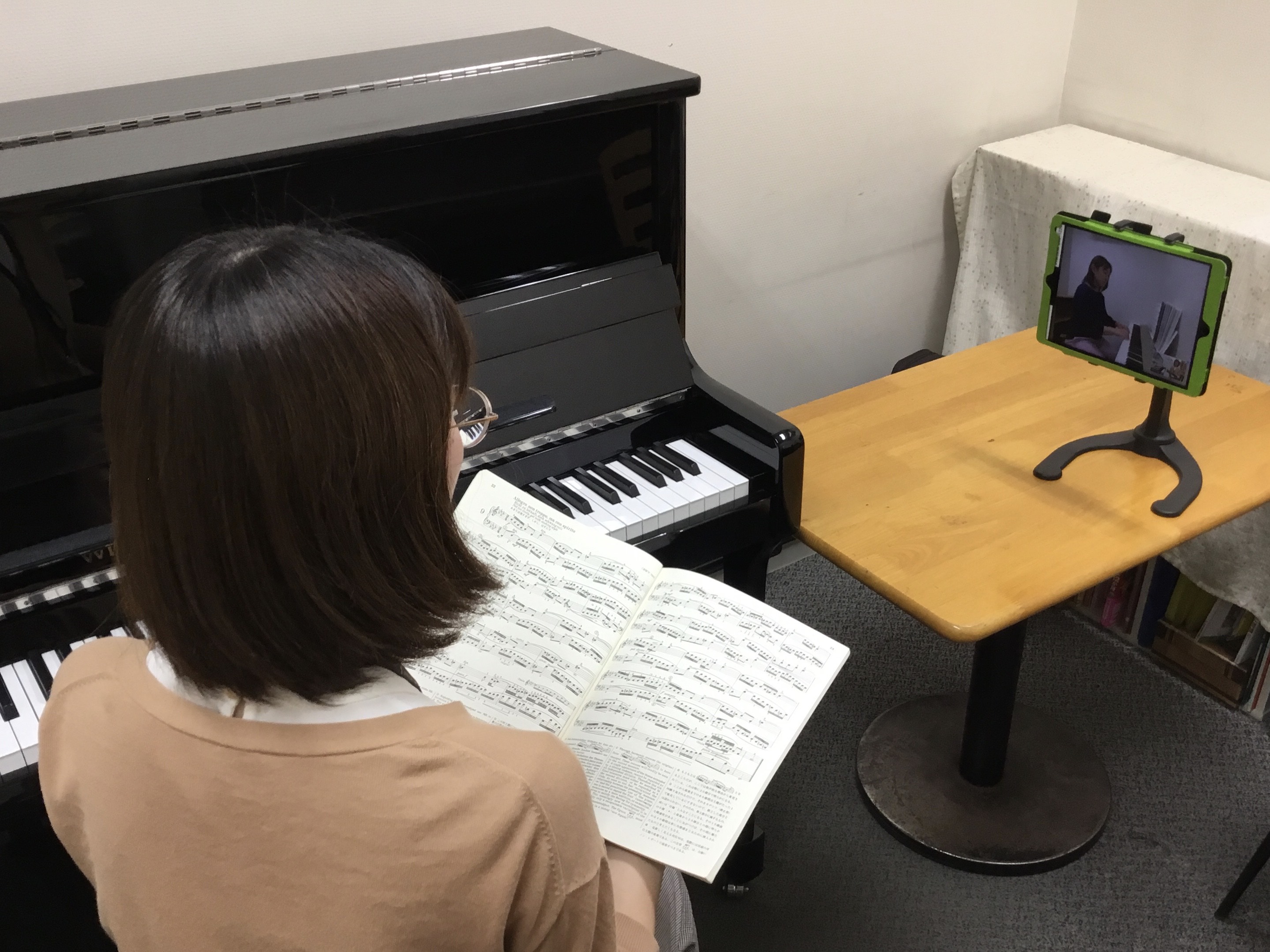 CONTENTSオンラインレッスンでピアノやキーボードが弾けるようになる！大人のオンラインレッスンがおすすめな理由オンラインレッスンの準備・受講方法オンラインレッスン担当インストラクターオンラインレッスンシステム・料金体験レッスン受付中お問い合わせオンラインレッスンでピアノやキーボードが弾けるように […]