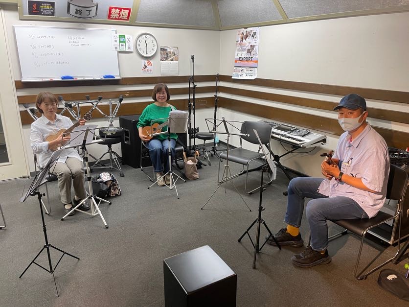 みなさまこんにちは、こんばんは！スタッフもとやまですっ！課題曲は「夕焼け小焼け」でした！参加の皆さまお越しいただきありがとうございます。演奏動画準備中… サークルに参加してみませんか？ 『水戸マイム店ウクレレサークル』は、のんびりたのし〜くウクレレを奏でる集まりです。懐かしのあの曲から、童謡など毎回 […]