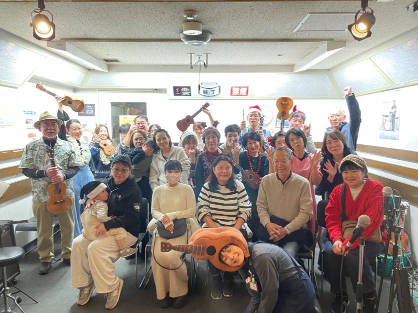 みなさまこんにちは、こんばんはスタッフ本山です！12/20(土)ウクレレ倶楽部OHANA様のクリスマスコンサートがございましたので、お手伝いさせていただきました。 サークル発足以来、初めてのコンサートということで開始前は緊張した様子も見られました。 しかし始まってしまえばとっても楽しい、感動的な思い [&hellip;]
