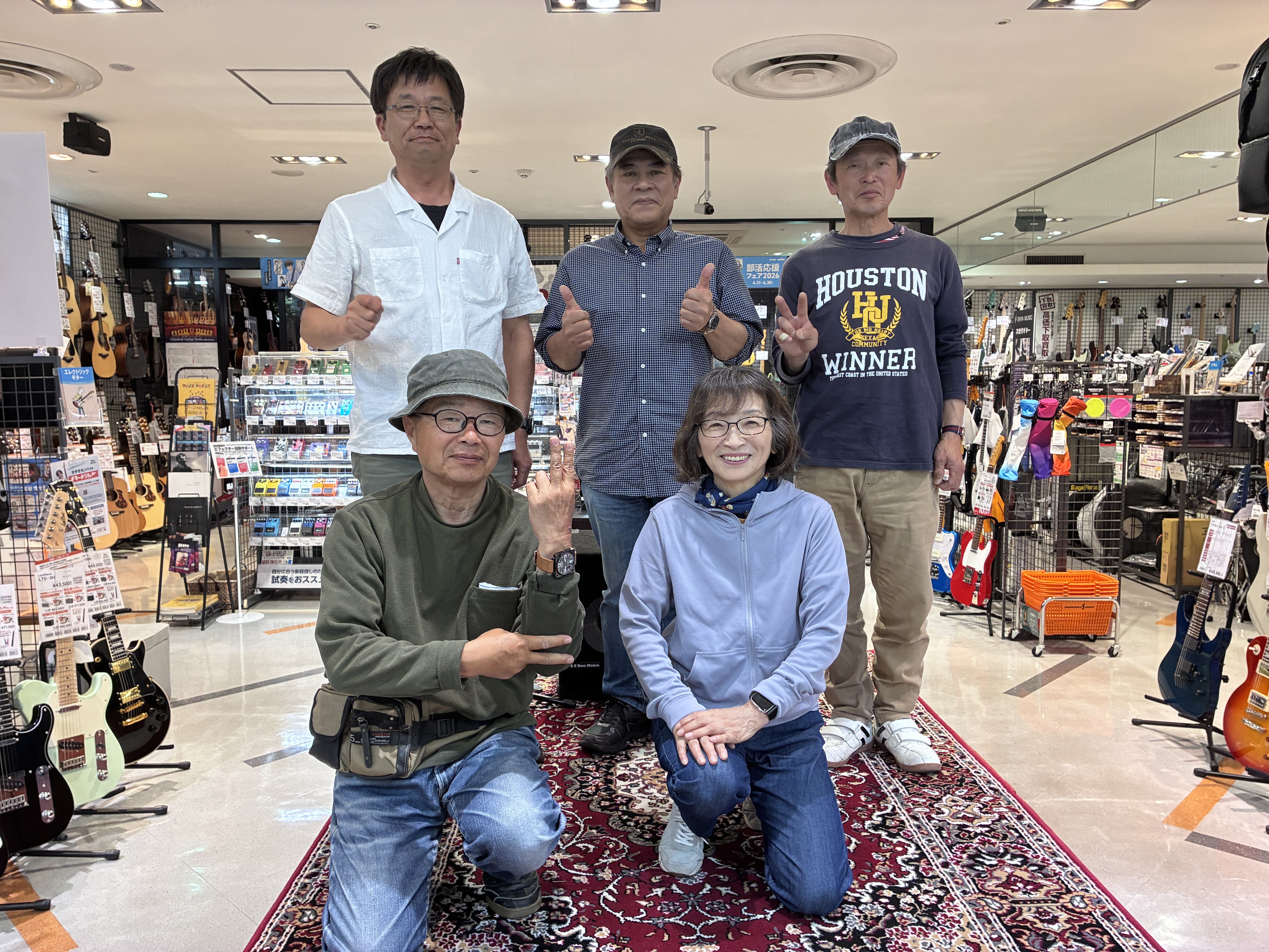 みなさまこんにちは、こんばんは！完全アンプラグドライブ！店内路上ライブといえばこちらです！初参加の方もおりまして、新鮮な気持ちでライブを拝見することが出来ました。 いつもお世話になっている方も本当にありがとうございます☺ 開演前 スタート！ お疲れ様でした！ 皆様お疲れさまでした！店内での弾き語りラ [&hellip;]
