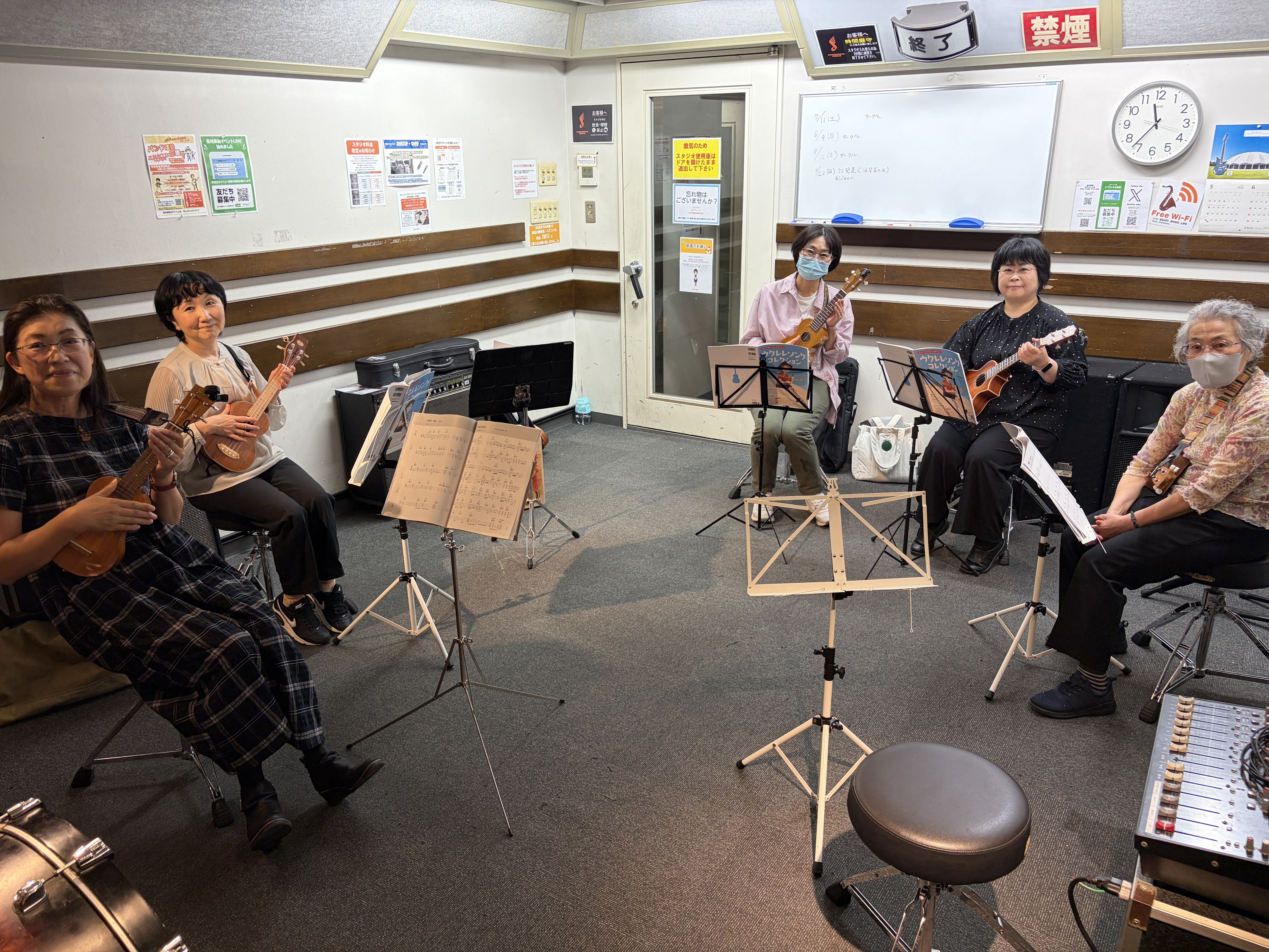 みなさまこんにちは、こんばんは！スタッフもとやまですっ！課題曲は「ハナミズキ」でした！コードストローク、サビの難関コードなど難しい部分も多く感じたかと思いますが、 みんなで合奏すれば怖くない！と楽しんでいただきました☺ 2回目のハナミズキで先月より少し良い感じに弾けたと思います♪ ありがとうございま [&hellip;]