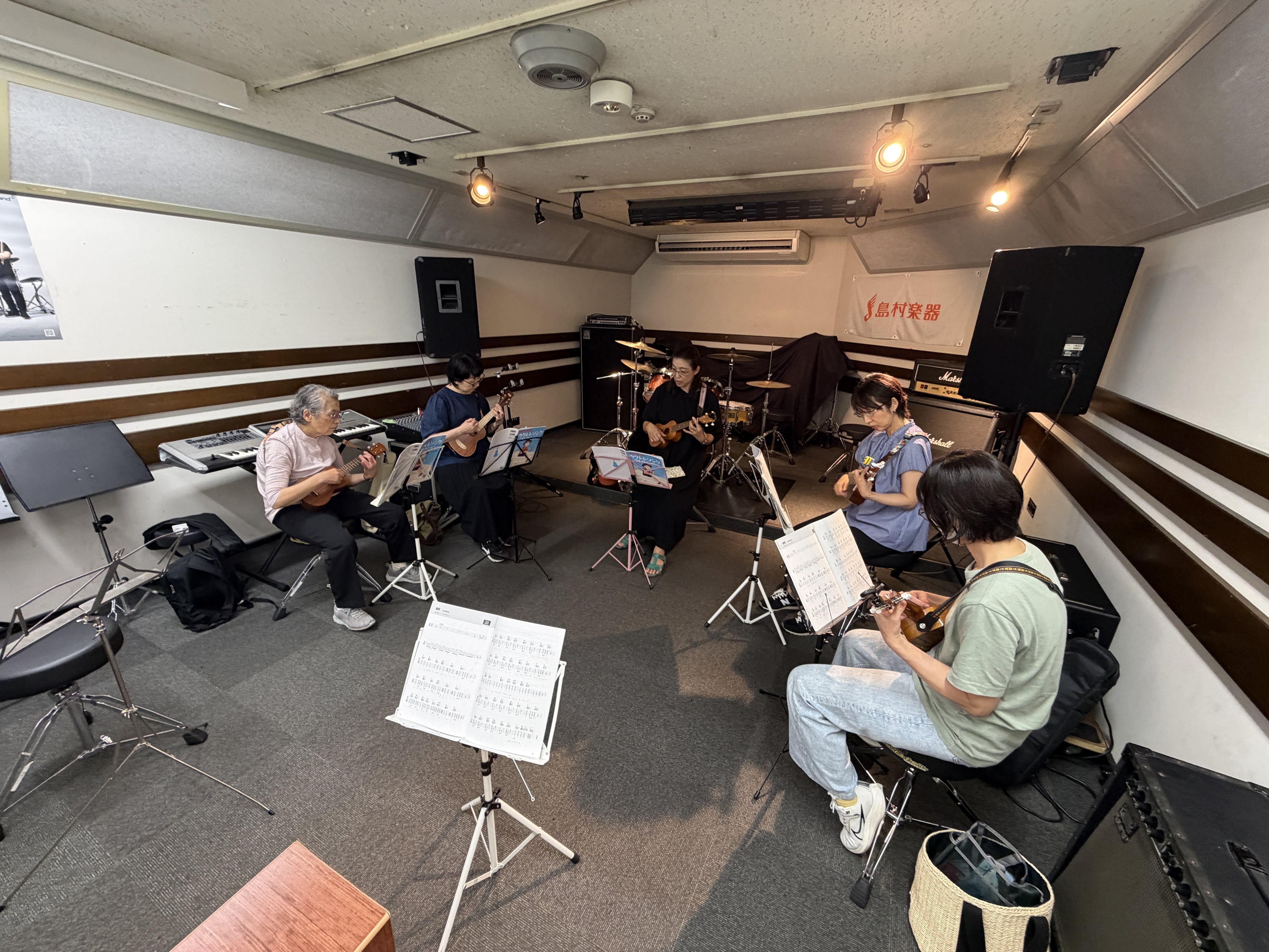 みなさまこんにちは、こんばんは！スタッフもとやまですっ！課題曲は「島唄」でした！コードストロークでのアップダウンのタイミング、B系のセーハして押さえづらいコードなど難しい部分も多く感じたかと思いますが、 みんなで合奏すれば怖くない！と楽しんでいただきました☺ 来月の練習でもう少しきれいな音が出せる気 [&hellip;]