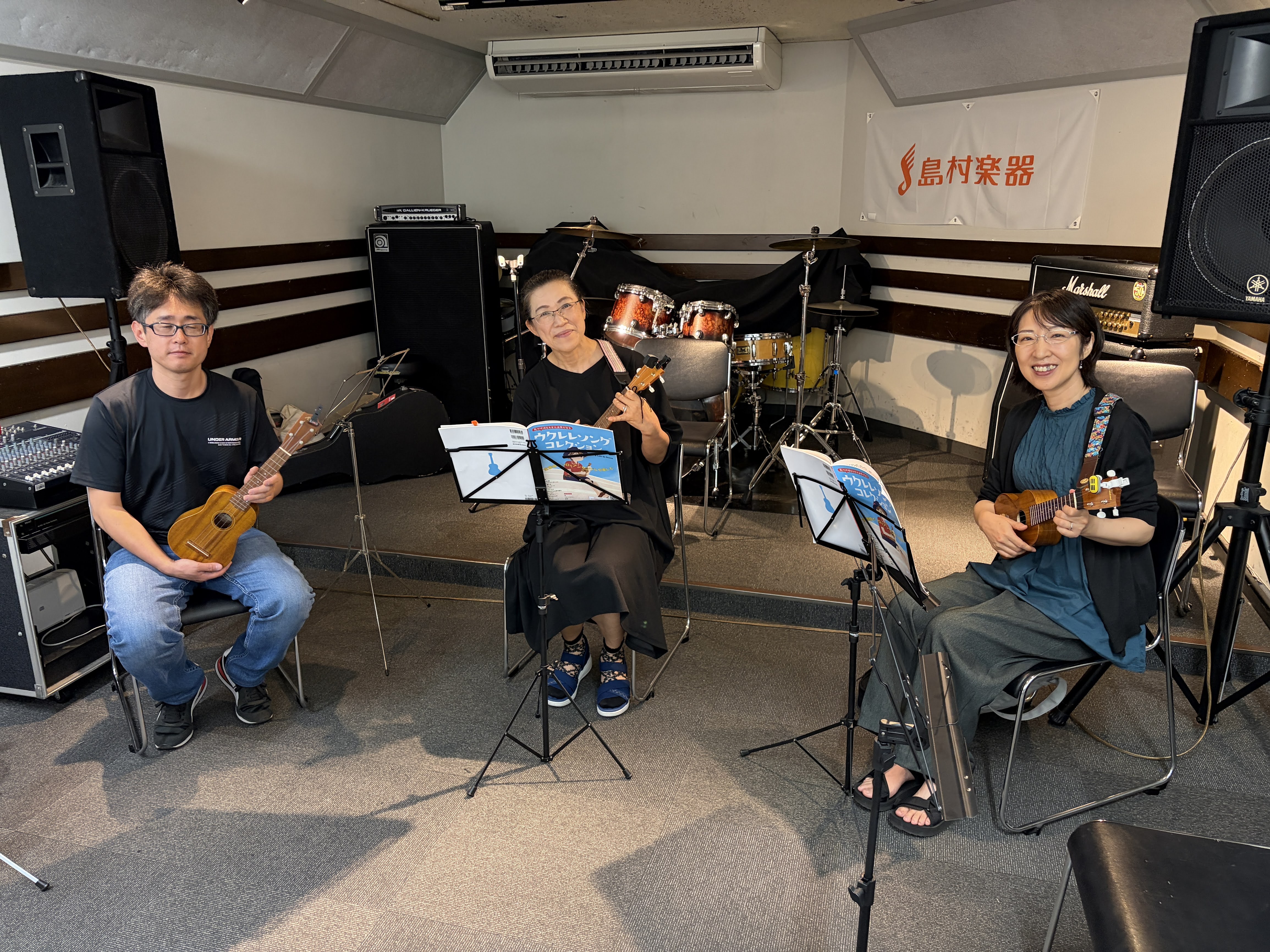 みなさまこんにちは、こんばんは！スタッフもとやまですっ！課題曲は「島唄」でした！コードストロークでのアップダウンのタイミング、B系のセーハして押さえづらいコードなど難しい部分も多く感じたかと思いますが、 みんなで合奏すれば怖くない！と楽しんでいただきました☺ 最後の合わせでは私も気持ちよく歌わせて頂 [&hellip;]