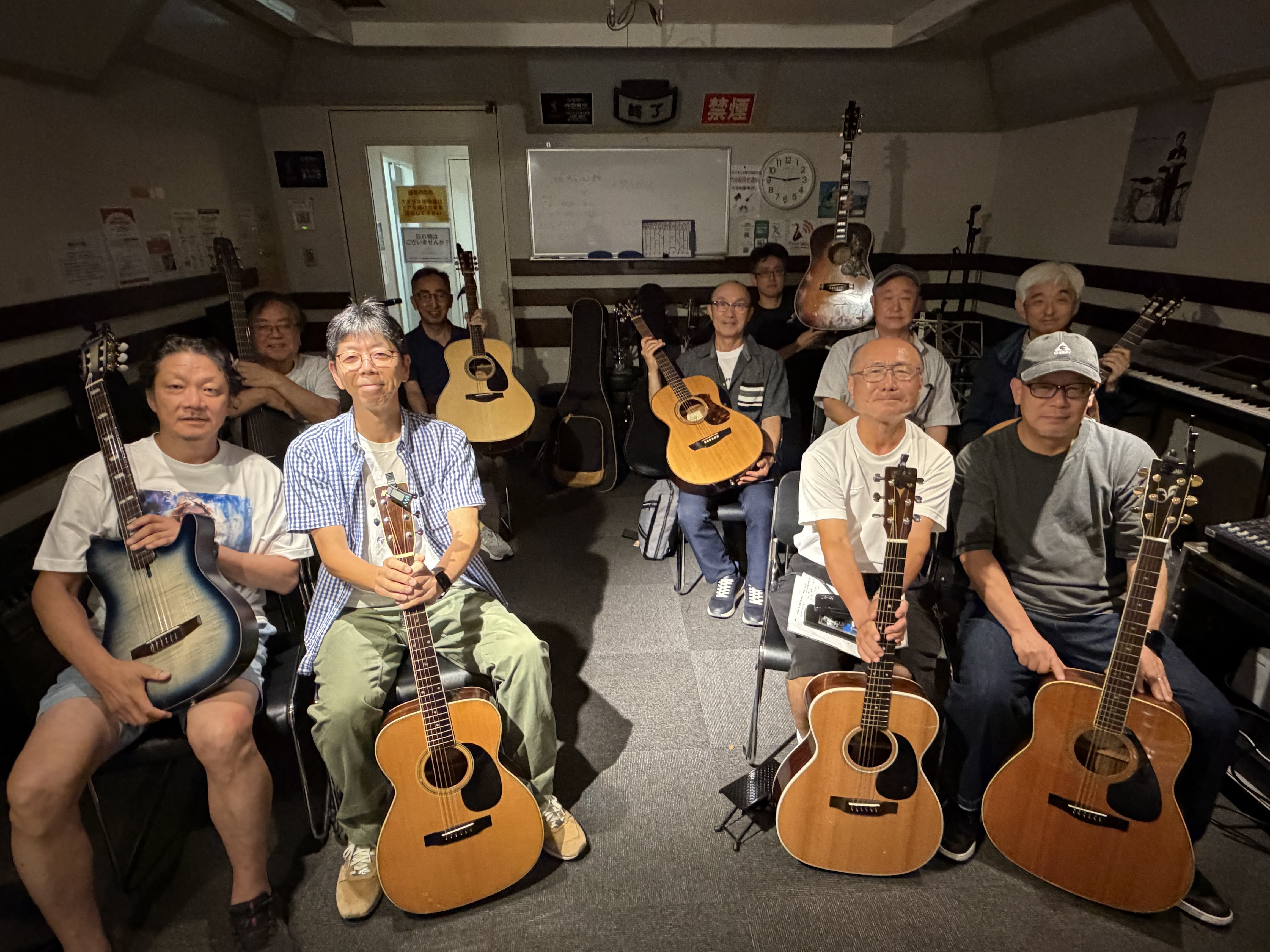 こんにちは！『青春フォーク＆ポップス小さな音楽会』担当の本山です。今回は8/9（日）に開催された『青春フォーク＆ポップス小さな音楽会』の様子をレポートしていきます！今回は10名のご参加！初めての方が2組、3～4年ぶりのご参加の方もおり、嬉しかったです！弾き語り、ソロギターもありとってもバラエティ豊か [&hellip;]