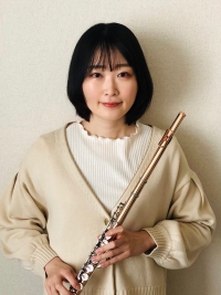 フルート教室講師 舘野　千尋（たての　ちひろ） 開講曜日：火 舘野先生に質問してみました♪ Q.楽器を始めたきっかけは？A.中学校の吹奏楽部がきっかけです。　母が趣味でフルートを吹いていたこともあり、自然とフルートを選びました。 Q.好きな・得意なジャンルはなんですか？A.クラシックとポップスが好き […]